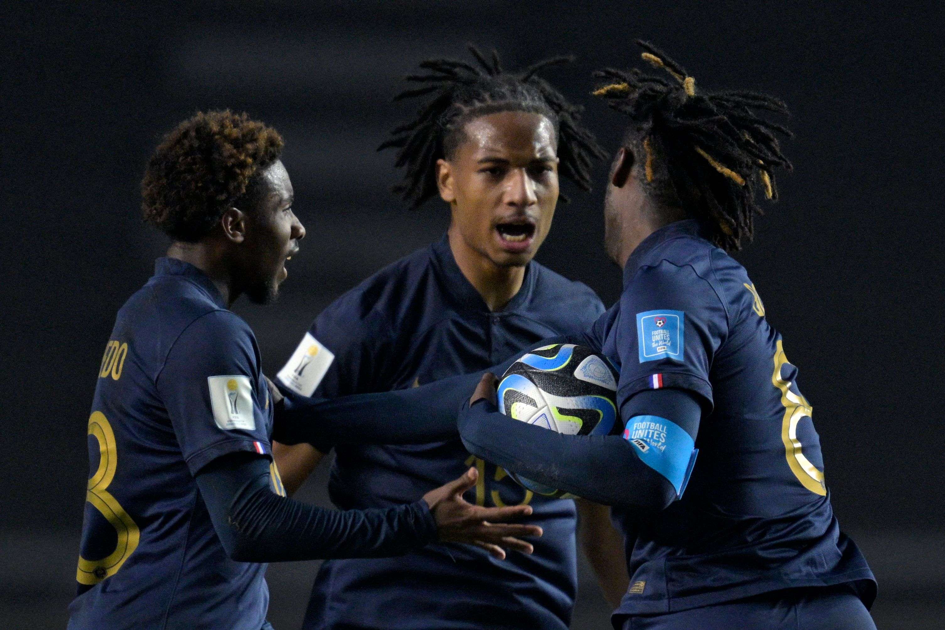 Etienne Camara (ici au centre), lors de la rencontre de l'équipe de France au mondial U20 face au Honduras, le 28 mai.