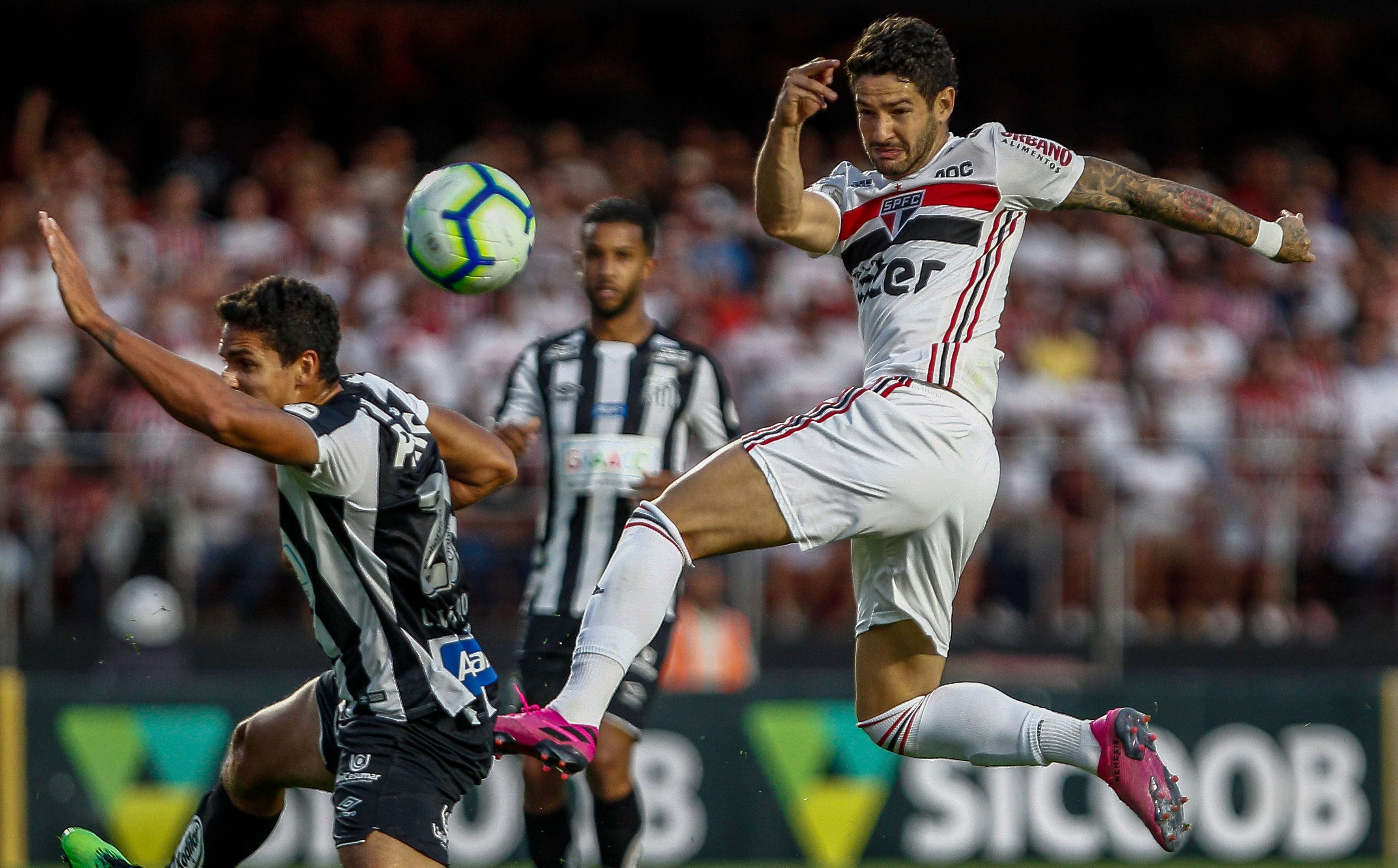 Alexandre Pato disputa bola no Morumbi em São Paulo x Santos