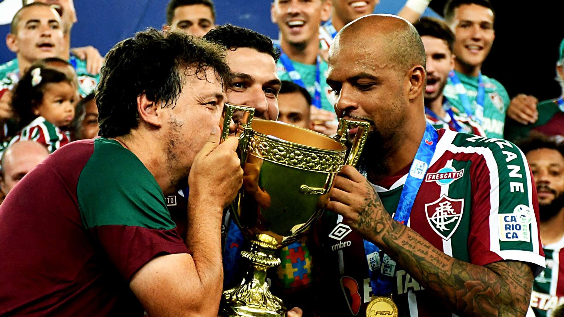 Fernando Diniz e Felipe Melo beijam a taça do Campeonato Carioca de 2023 pelo Fluminense