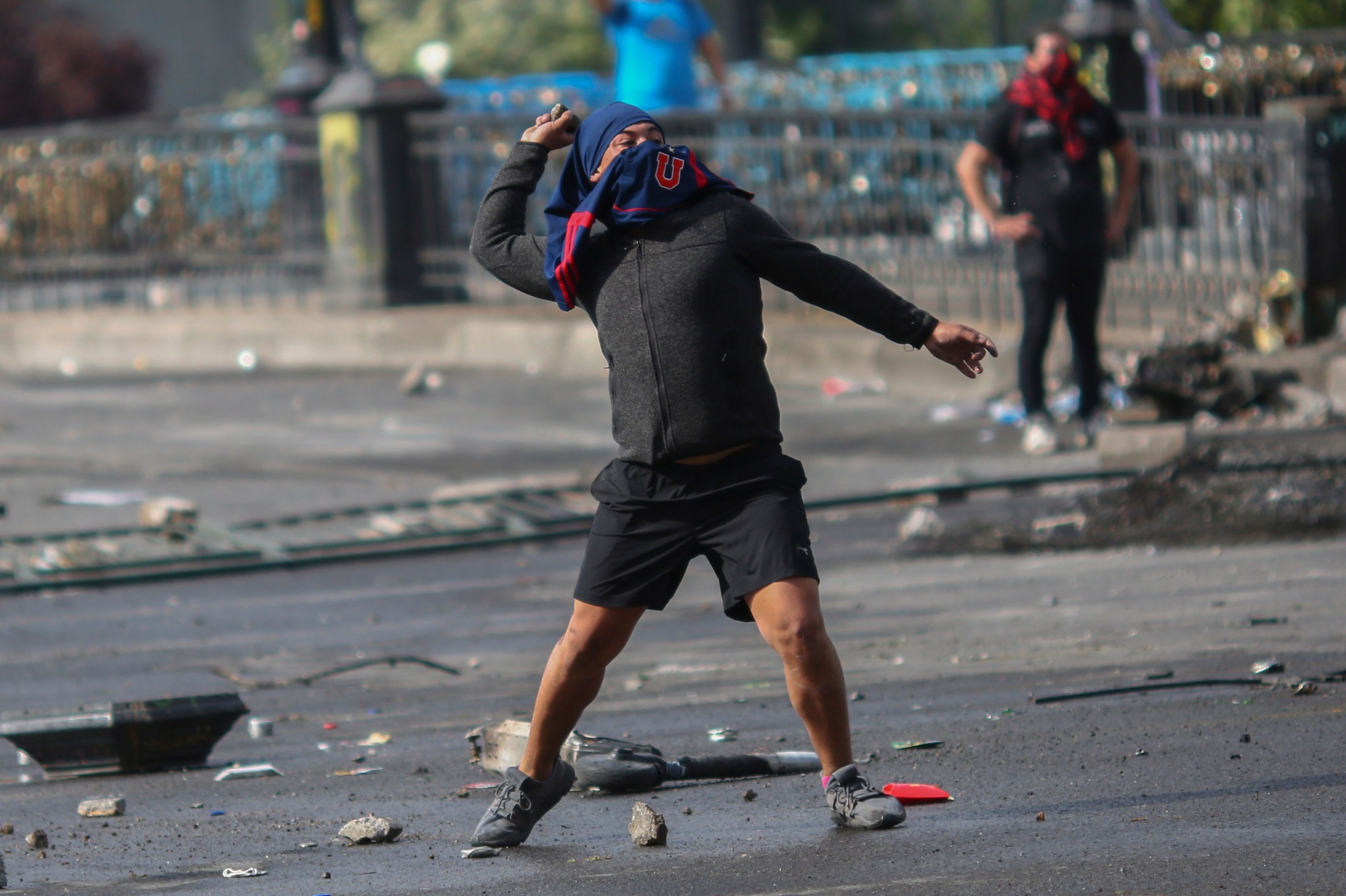 Manifestante se protege com camisa de La U no Chile