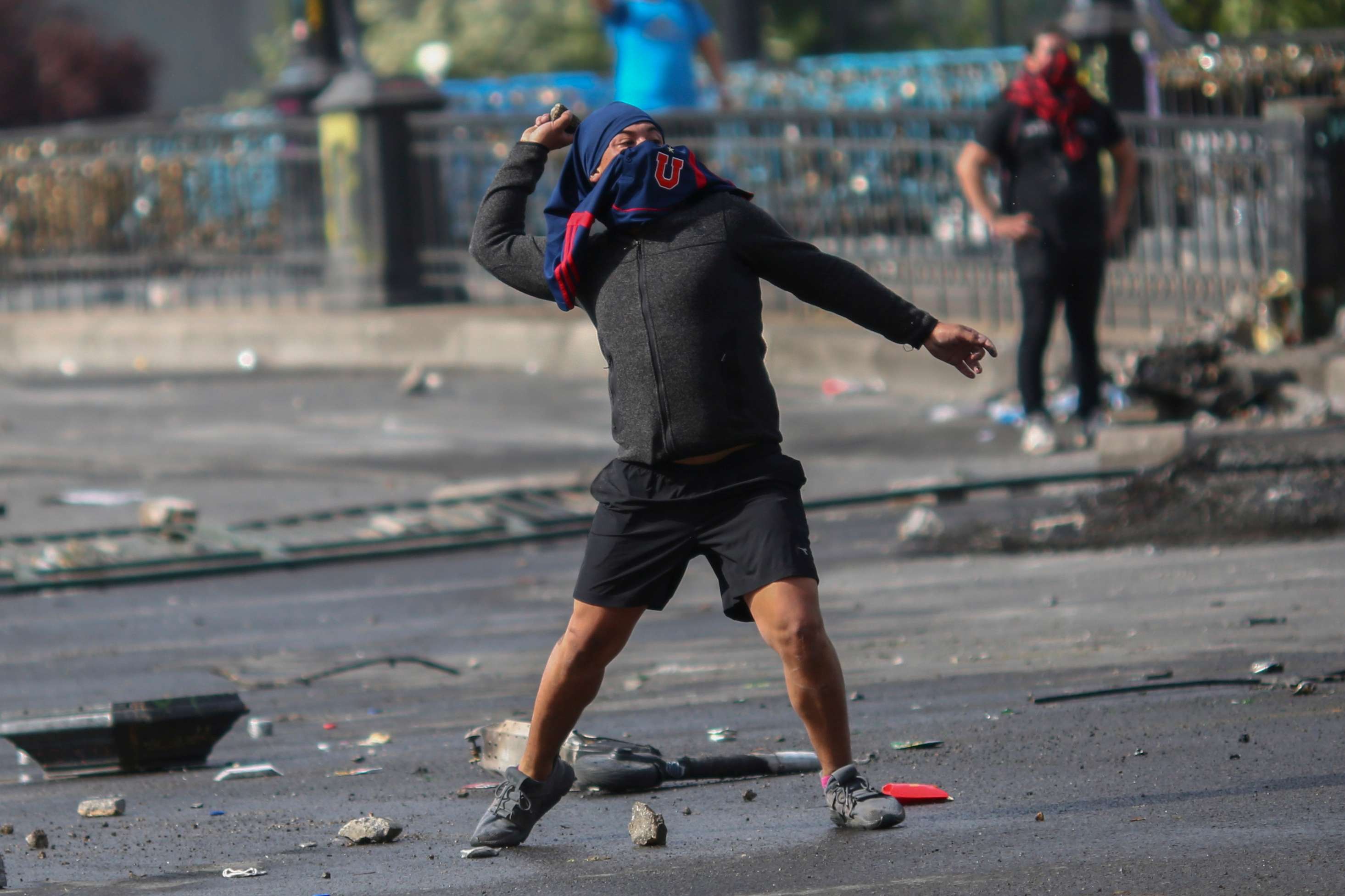 Manifestante se protege com camisa de La U no Chile