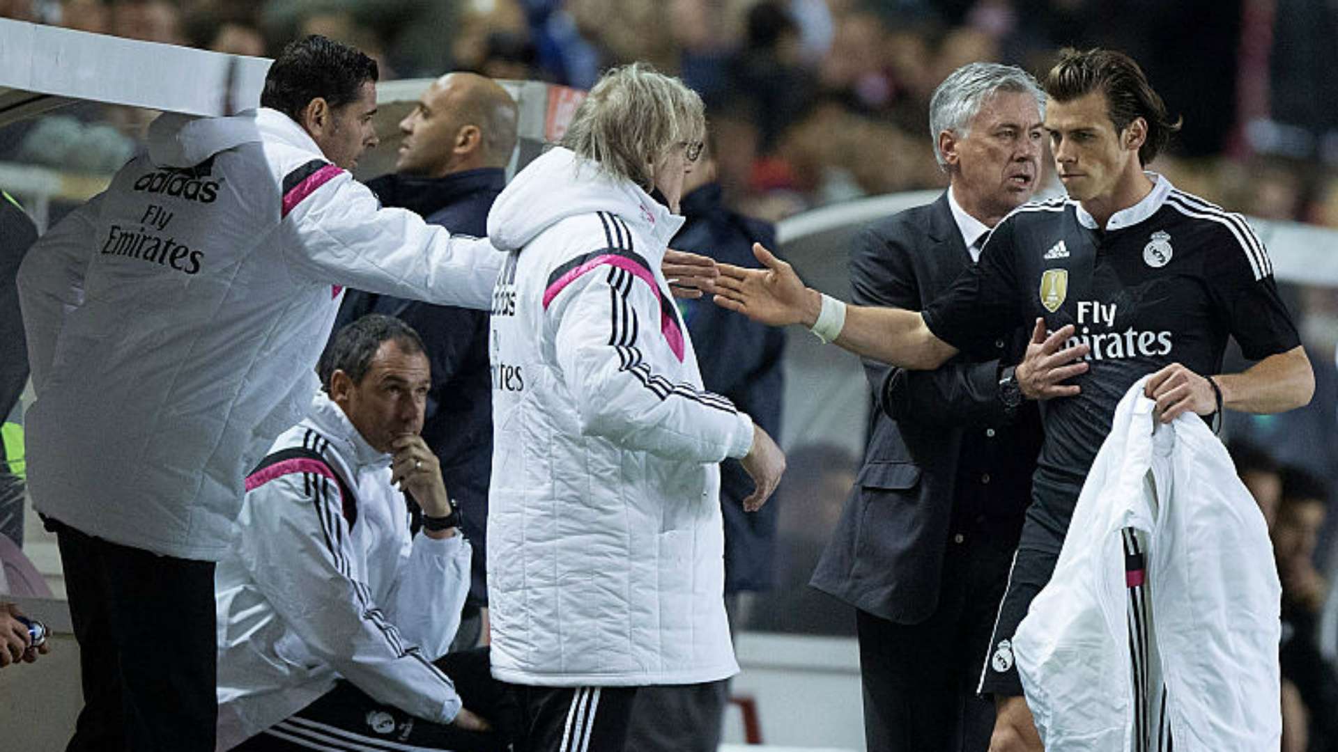 Gareth Bale, Carlo Ancelotti and Fernando Hierro during a Real Madrid game