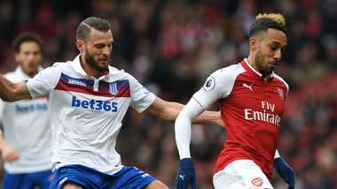 Erik Pieters Stoke City Pierre Emerick Aubameyang Arsenal 010418