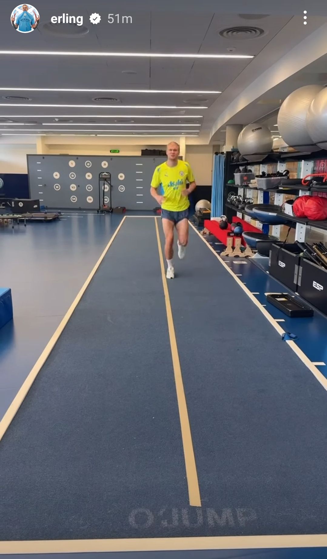 Erling Haaland jogging