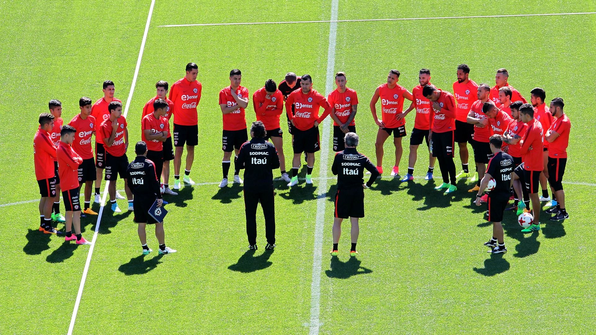 Así fue la última práctica de la Selección chilena antes de viajar a Rumania