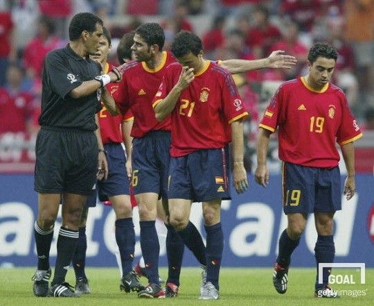 2002 월드컵 한국-스페인 8강전 당시 간도르 주심(좌)에게 항의하는 스페인 선수들(이에로, 엔리케, 사비).사진=게티이미지