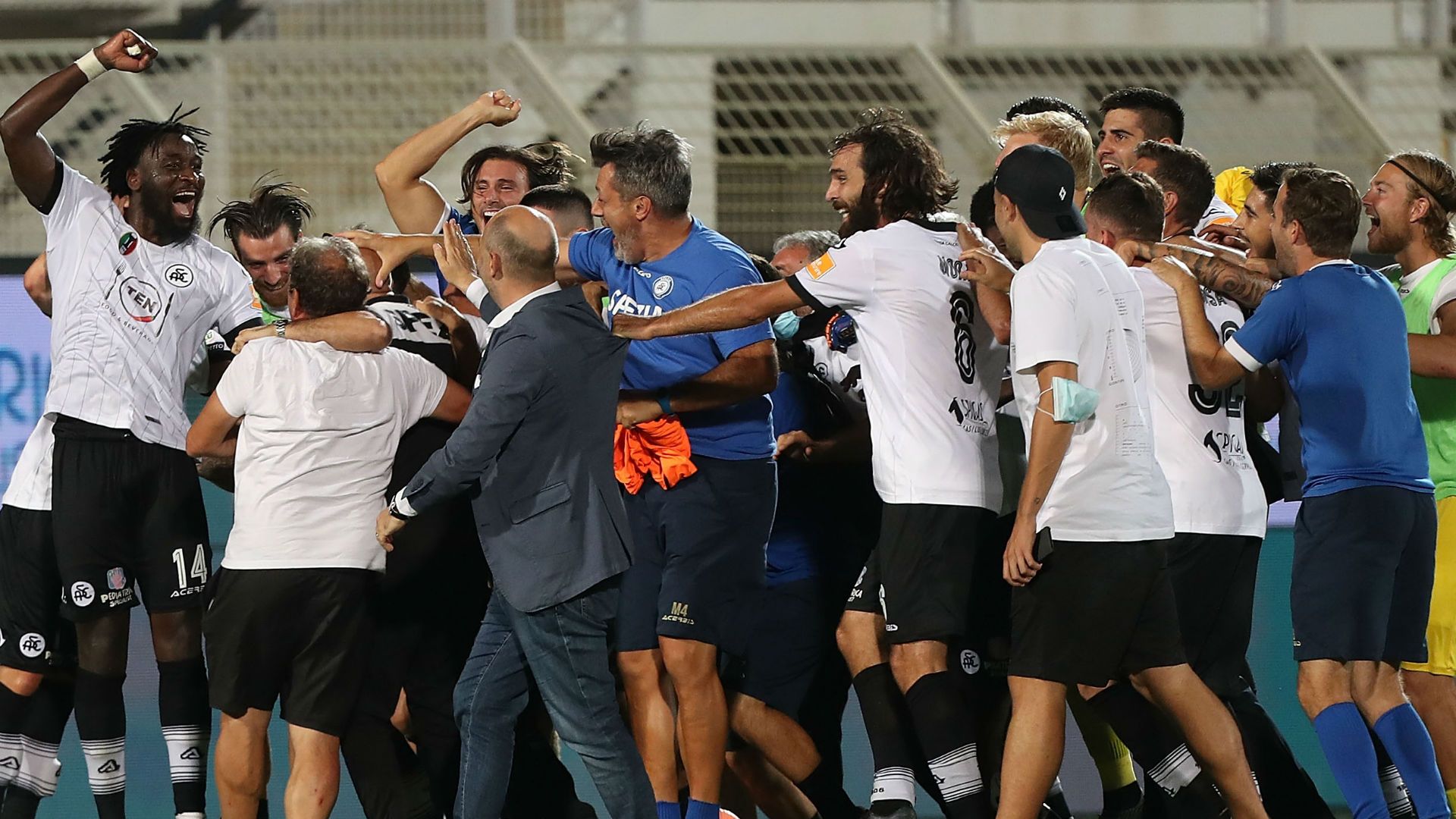 Spezia celebrating Serie B