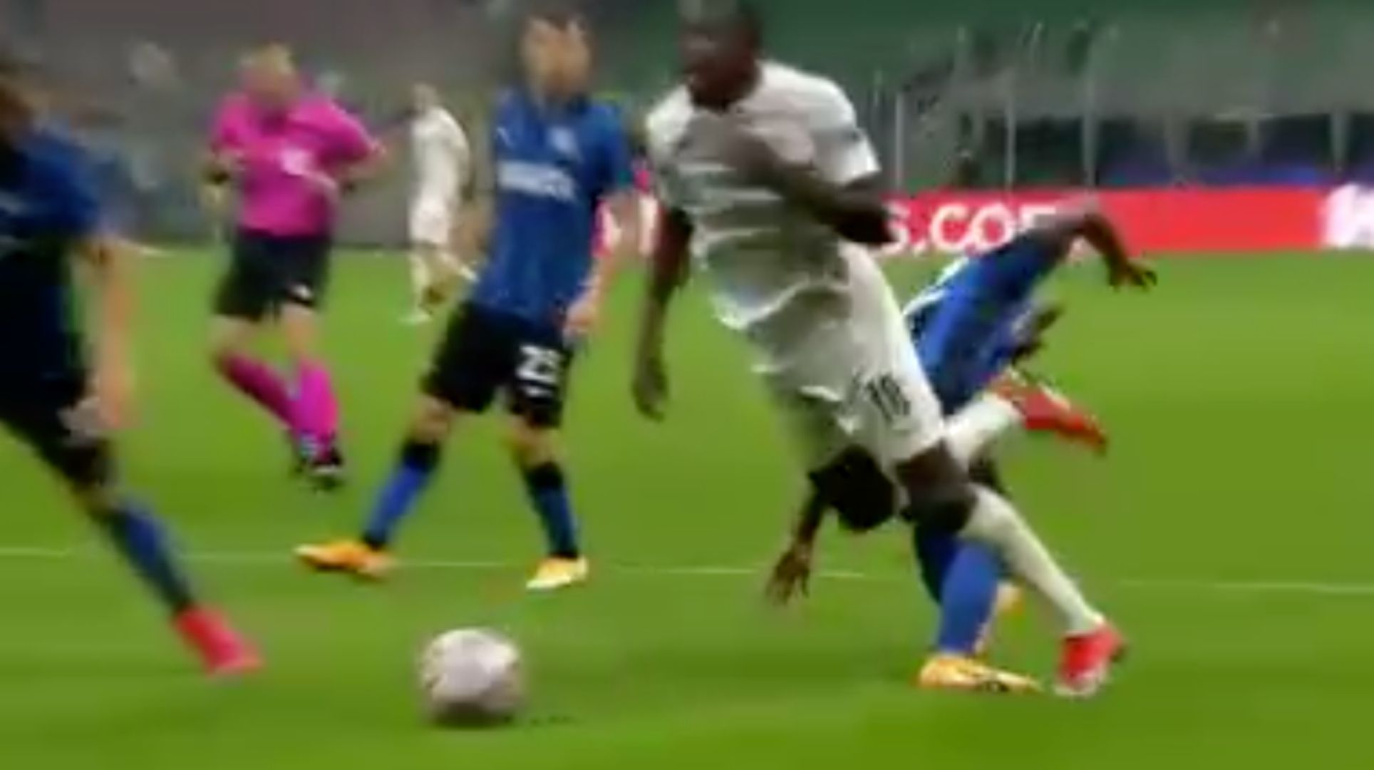 211020 Arturo vidal penal inter borussia