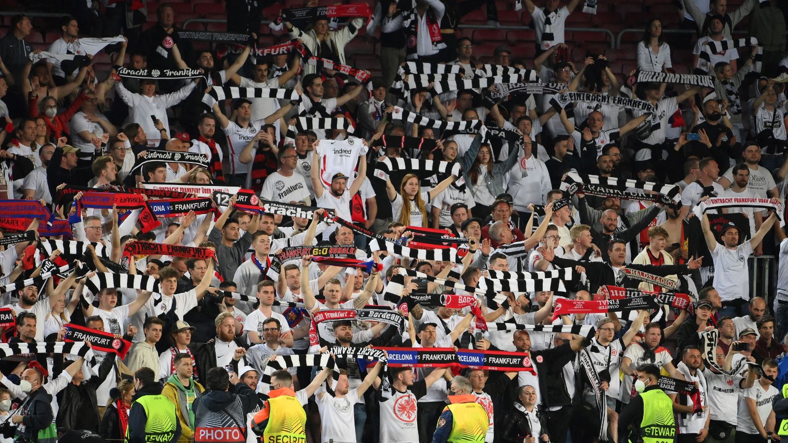 Galería: aficionados del Eintracht Frankfurt toman el Camp Nou y montan una fiesta en Barcelona