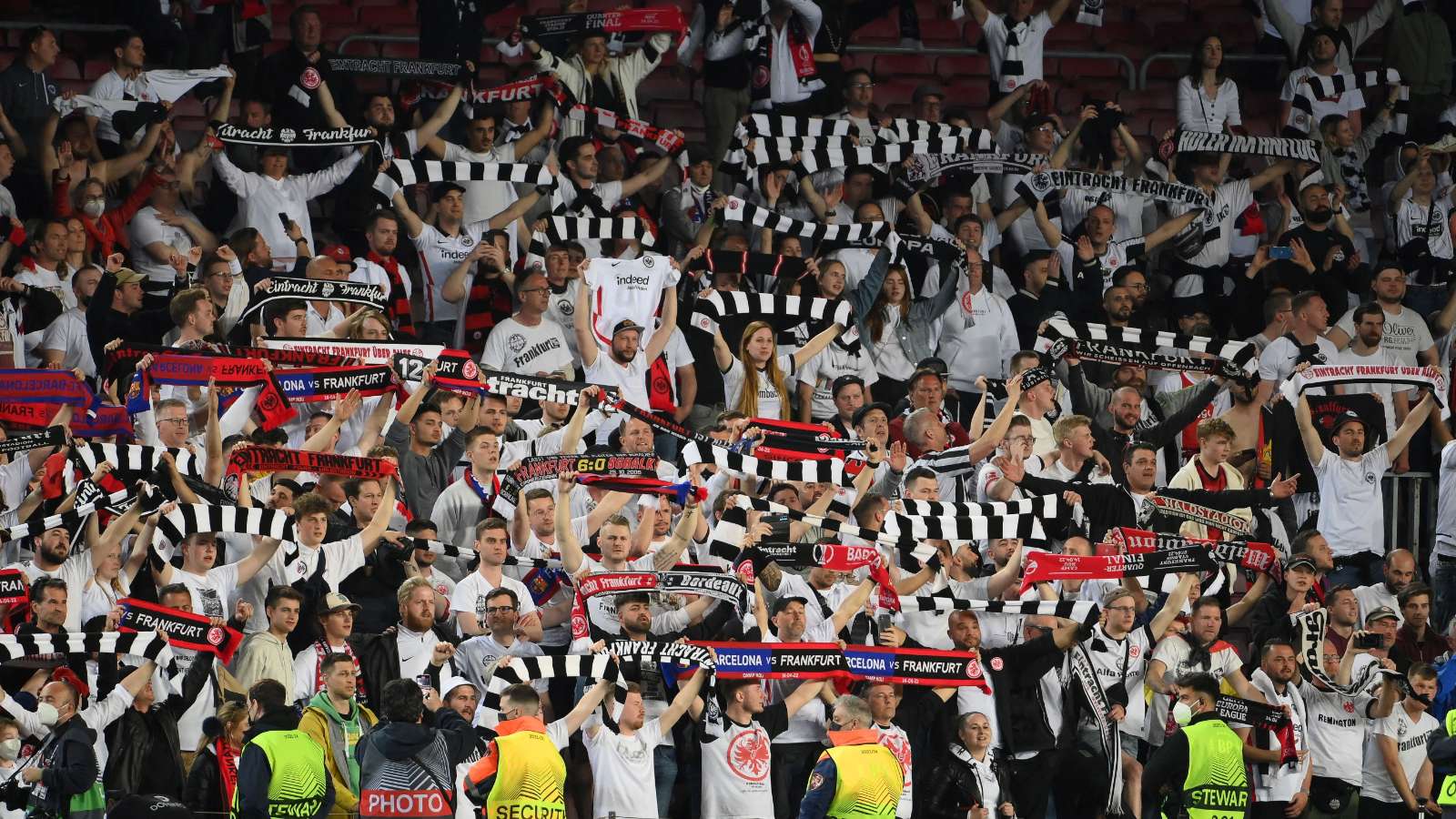 Galería: aficionados del Eintracht Frankfurt toman el Camp Nou y montan una fiesta en Barcelona