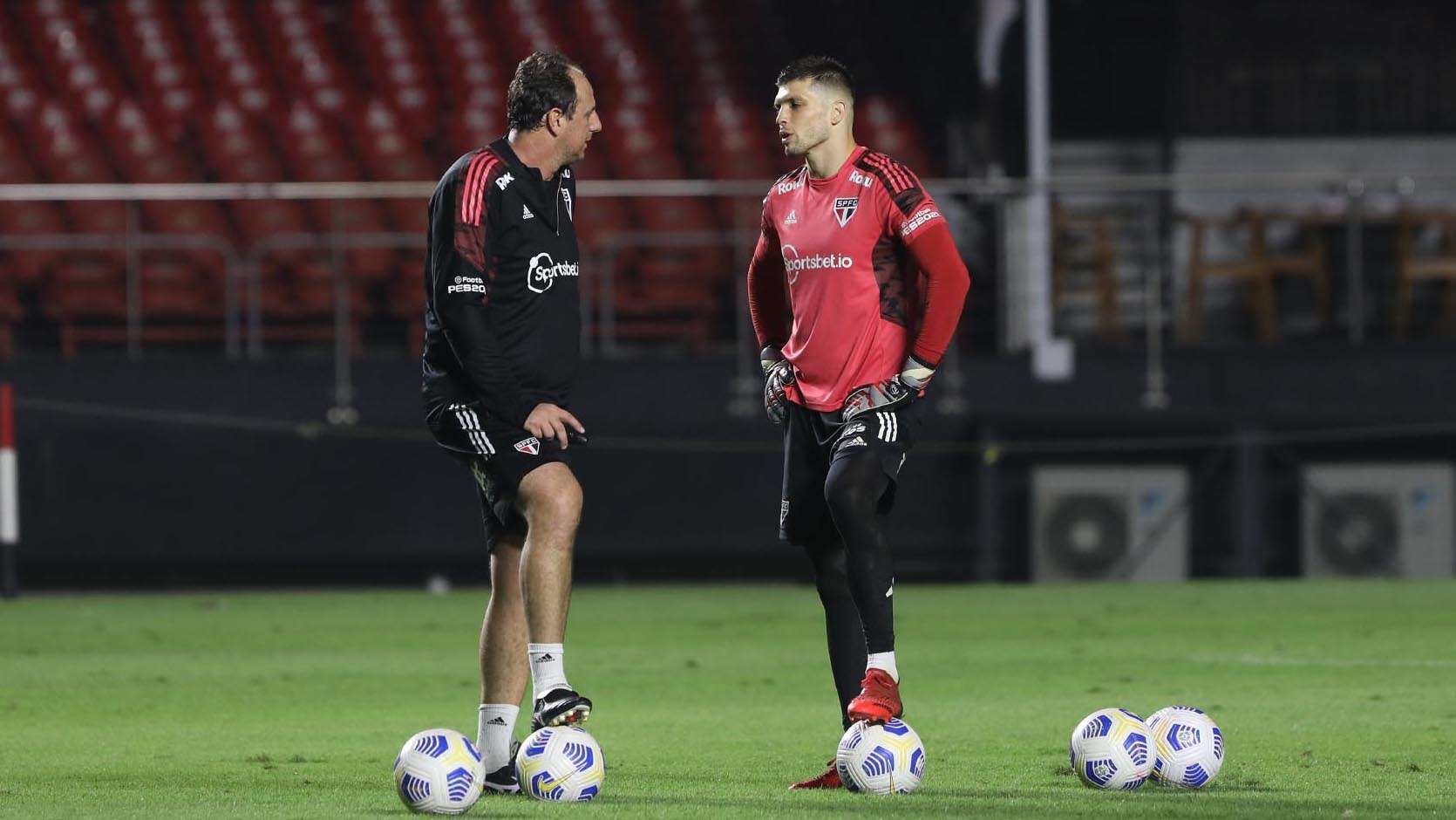 Rogério Ceni conversa com Tiago Volpi