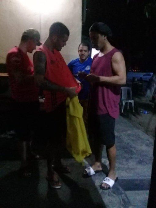 Ronaldinho signing inmates' shirt in Paraguayan prison