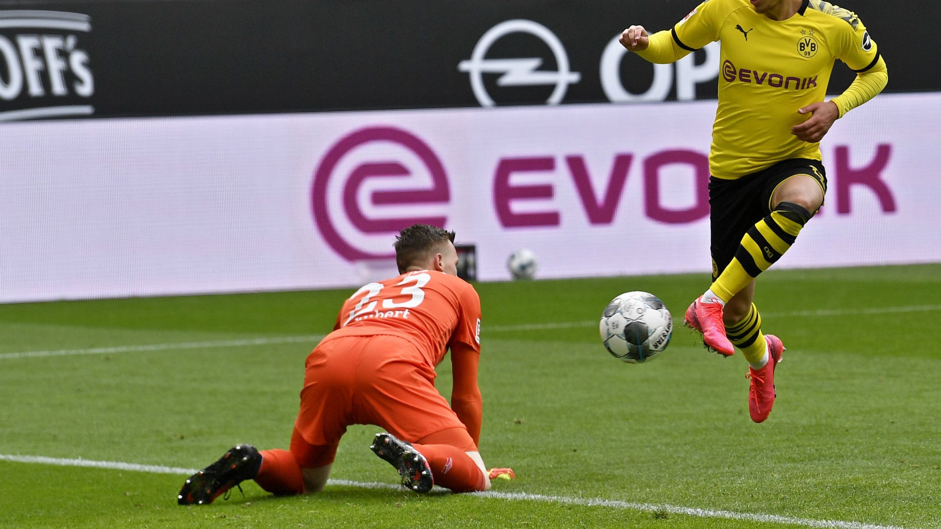 Markus Schubert Schalke Bundesliga 16052020