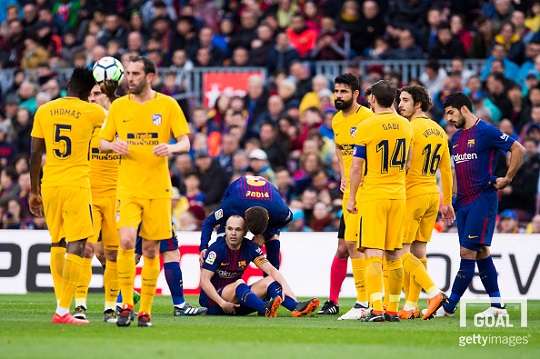 4일(현지시간) 아틀레티코와 라리가 27라운드 경기중 오른쪽 햄스트링 부상을 입은 바르사 주장 이니에스타. 사진=게티이미지 제공
