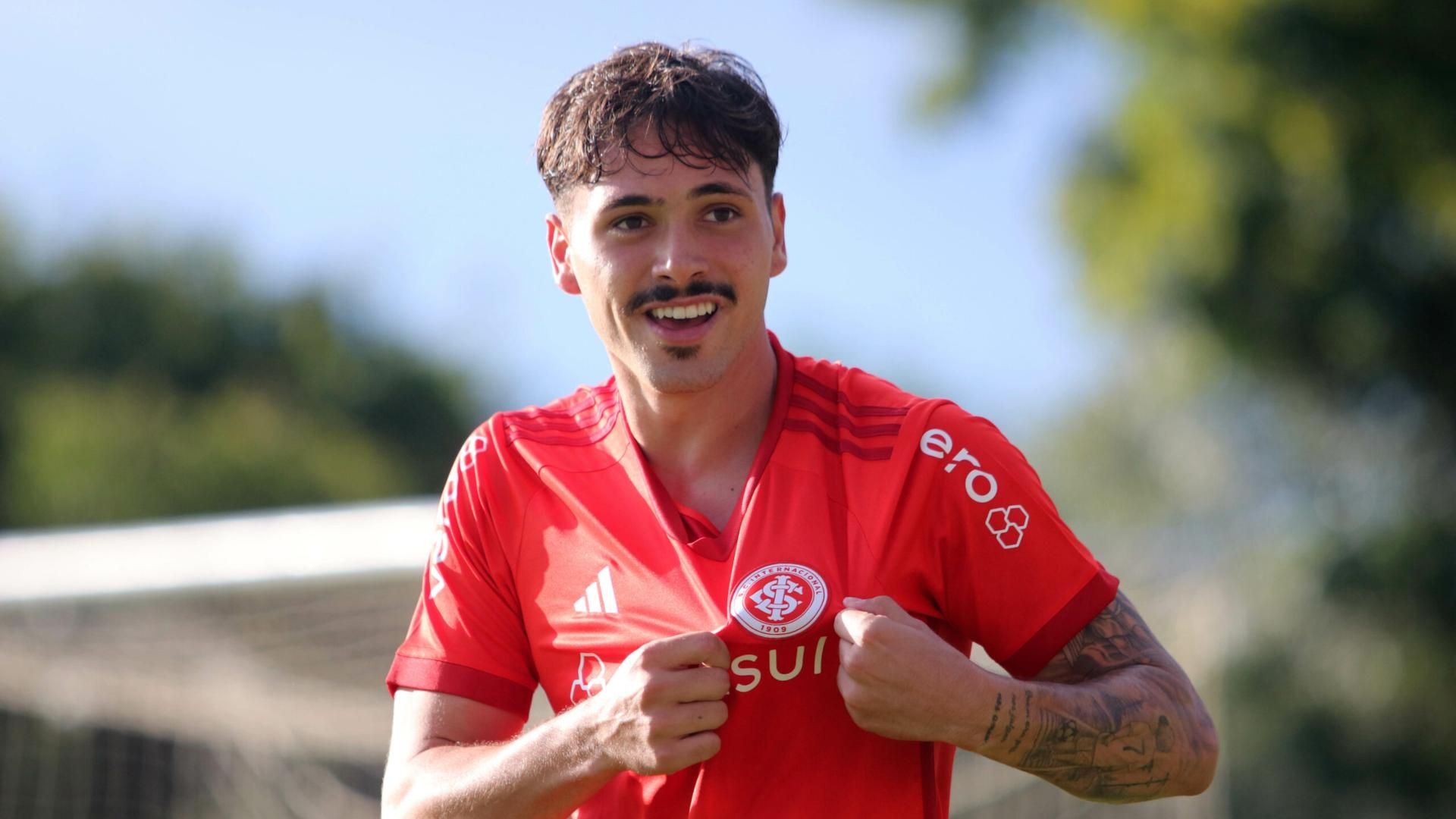 Maurício comemora gol pelo Internacional no Gauchão 2023