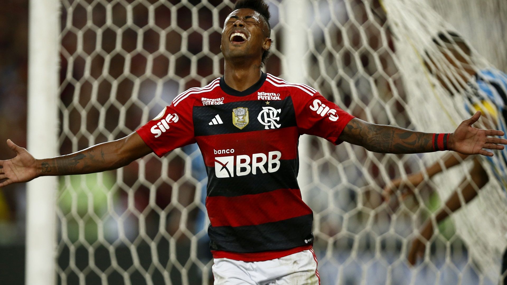 Bruno Henrique celebra, emocionado, ao seu gol pelo Flamengo contra o Grêmio em 2023