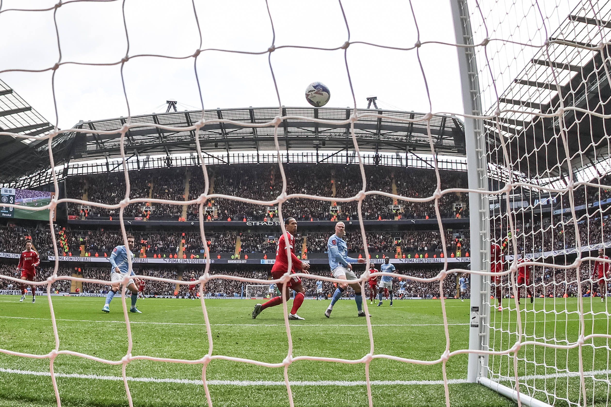 Emirates FA Cup Quarter-Final Manchester City v Liverpool Erling Haaland of Manchester City scores his hat-trick to make it 4-0 during the Emirates FA Cup Quarter-Final match Manchester City vs Liverpool at Etihad Stadium, Manchester, United Kingdom on 04 April 2026 (Photo by Mark Cosgrove News Images) Manchester Etihad Stadium Greater Manchester United, ManU Kingdom Copyright: xMarkxCosgrove NewsxImagesx