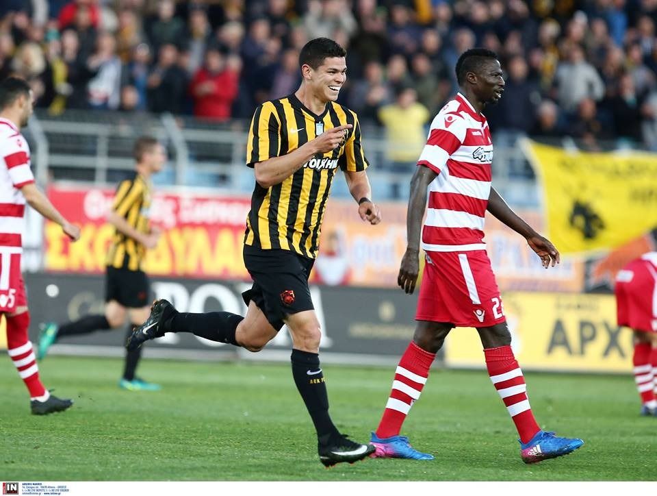 Vinícius Freitas, lateral esquerdo do AEK