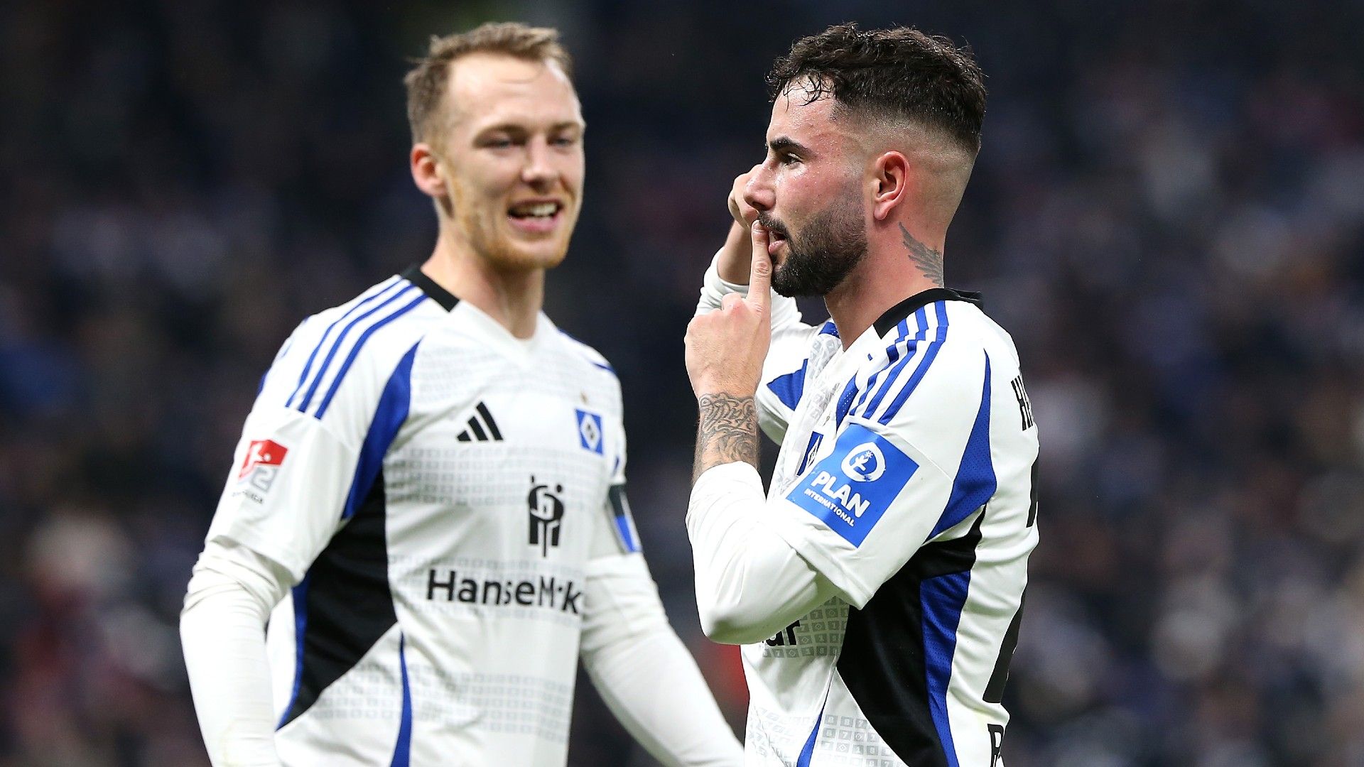 Marco Richter (R) of Hamburger SV celebrates with teammate Sebastian Schonlau  