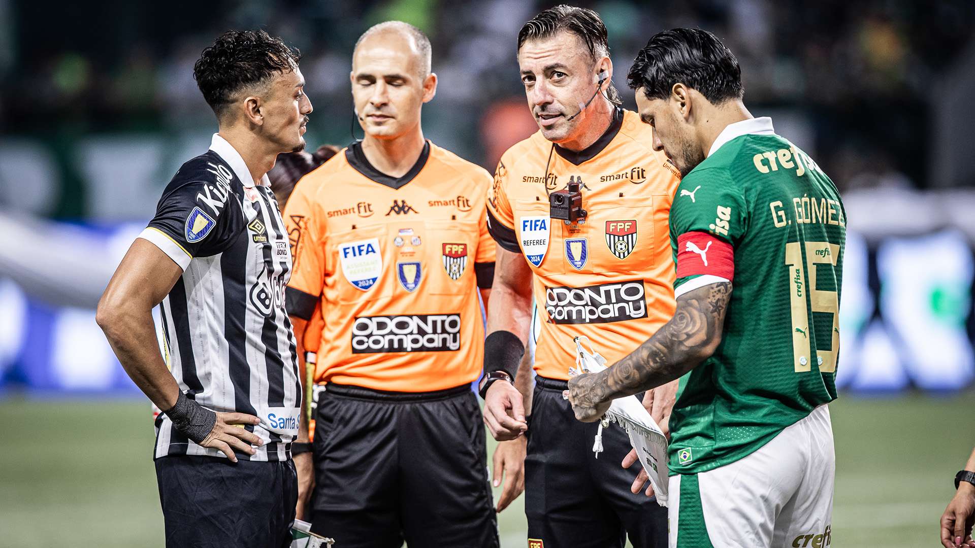 Diego Pituca, Raphael Claus e Gustavo Gomez em Palmeiras x Santos