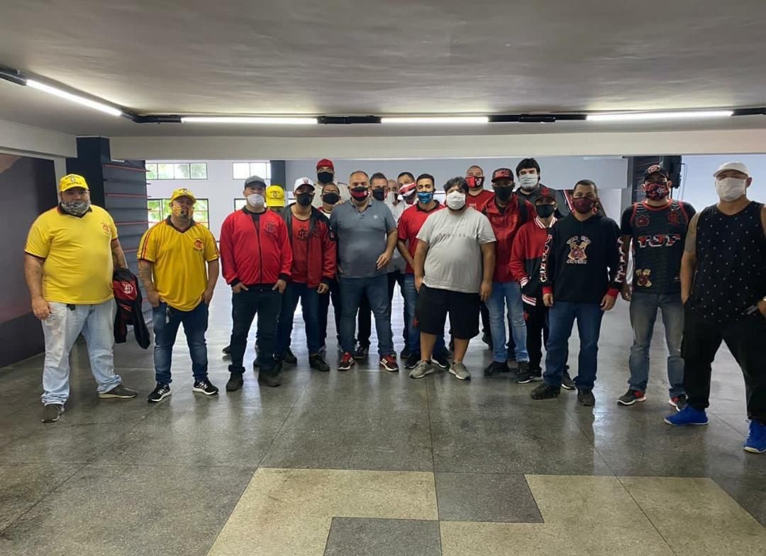 Grupo torcedores Flamengo com direção