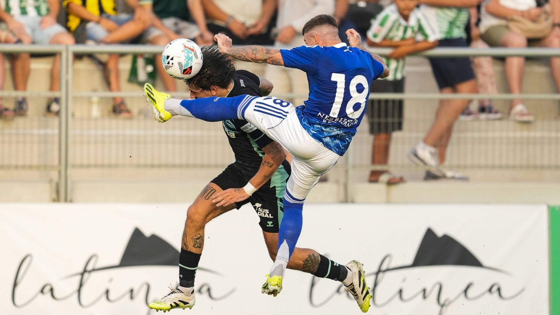 Harte Zweikämpfe im Test zwischen Betis und Como (© Imago/Zuma Press Wire/SID/IMAGO/Joaquin Corchero)