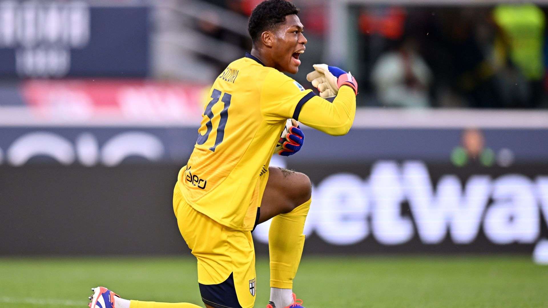 日本代表でも無失点のGK鈴木彩艶にパルマ地元で祝福!伊紙は高額年俸の同胞サウジ監督に皮肉 | Goal.com 日本