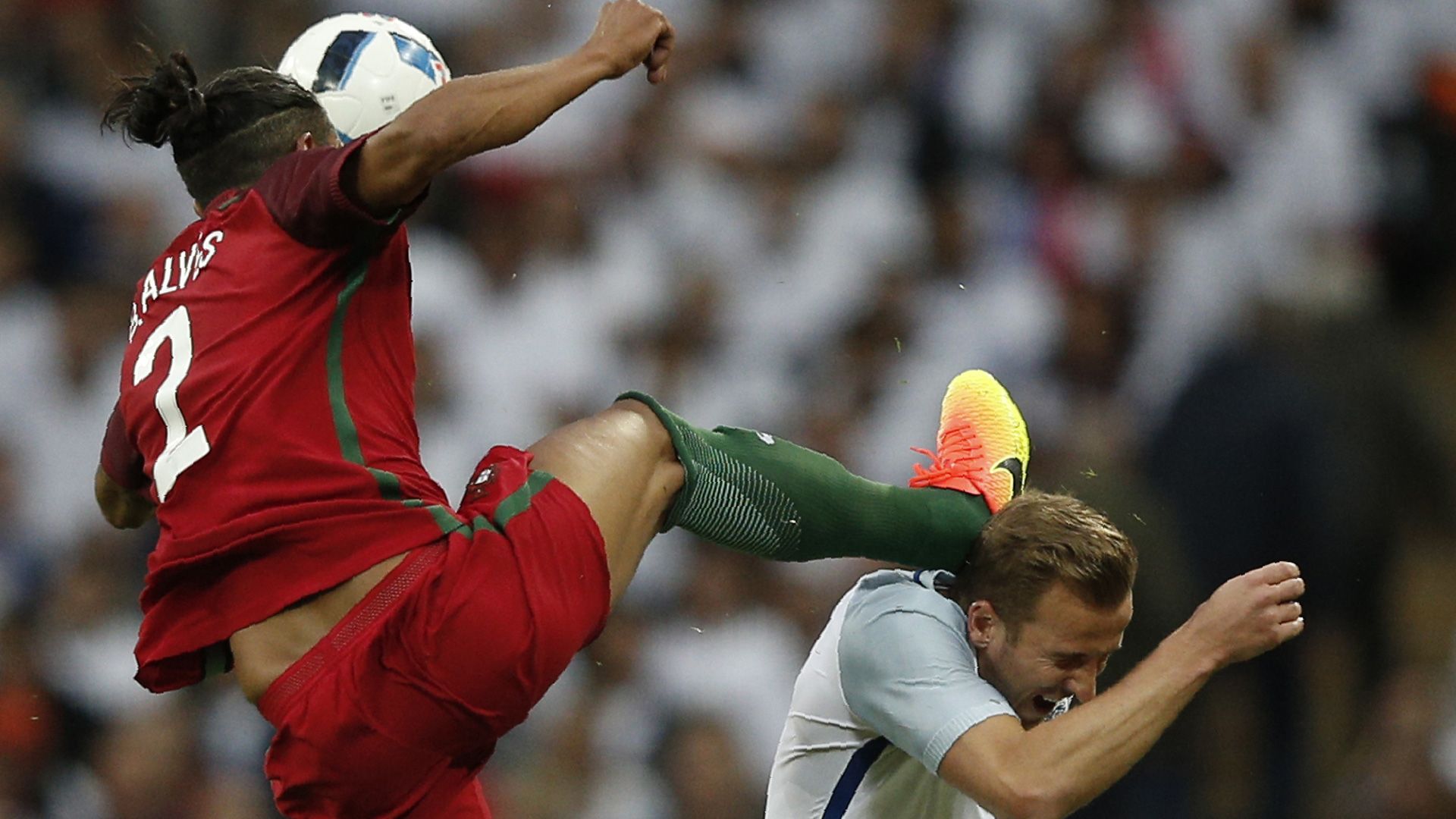 Bruno Alves Harry Kane Portugal England 06022016