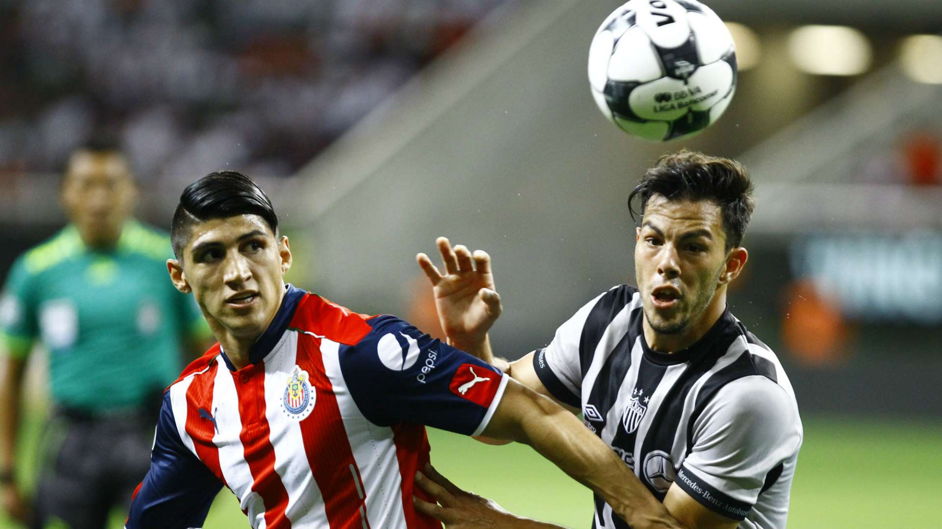 Alan Pulido Chivas Fernando Meza Leon Liga MX 11212016
