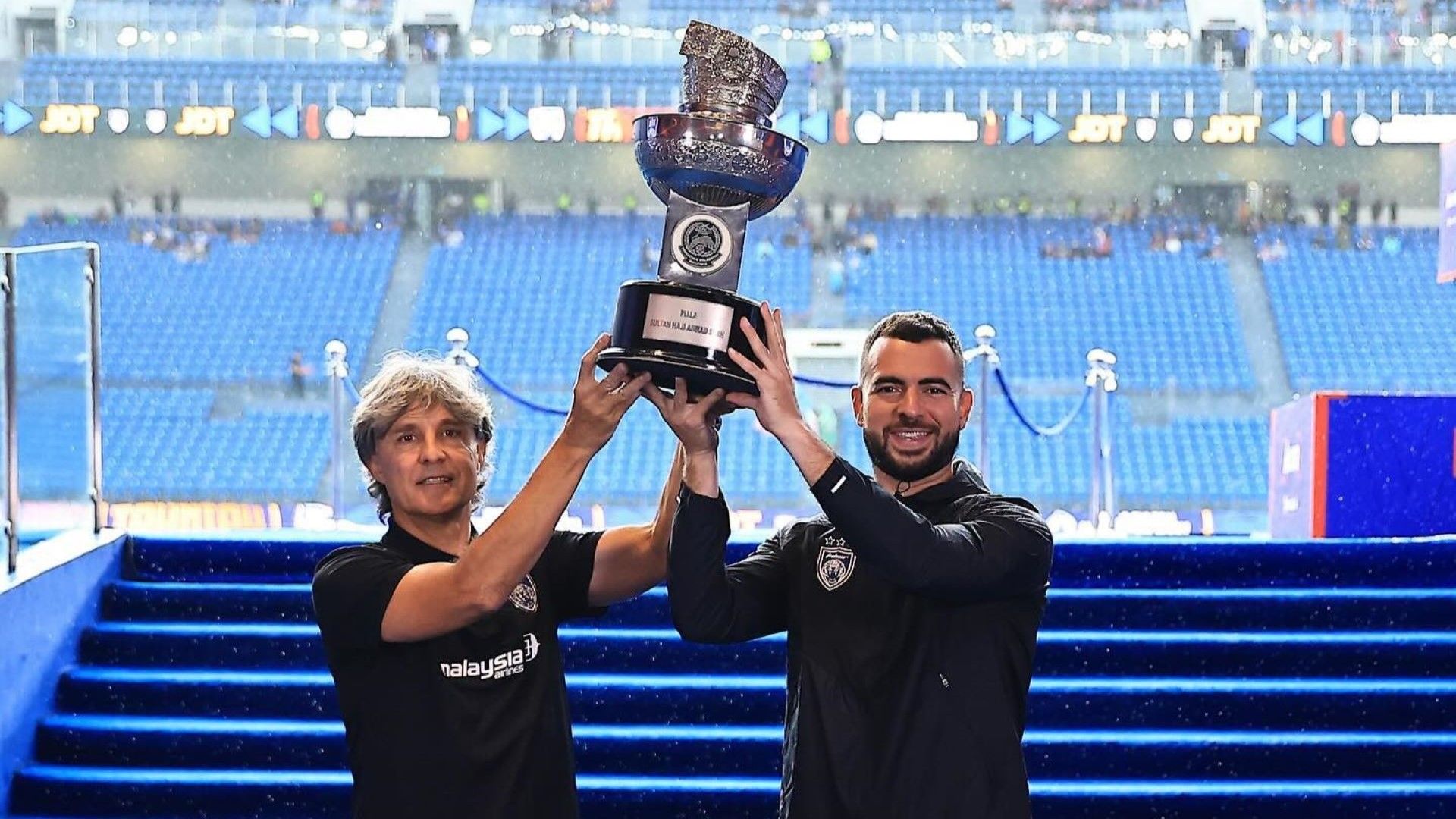 Hector Bidoglio dan Jordi Amat trofi Piala Sumbangsih 