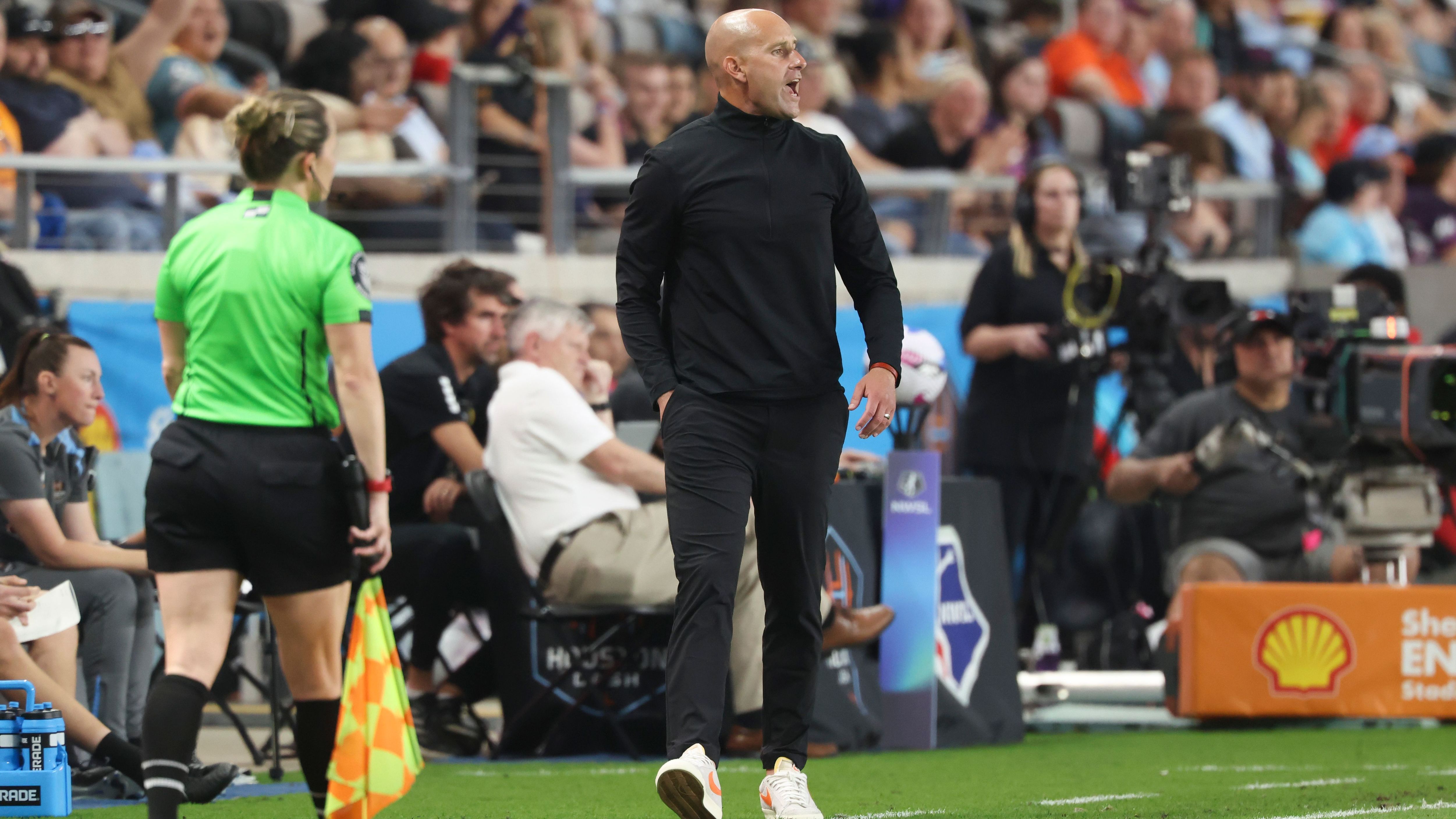 Houston Dash players surprise Coach Fabrice Gautrat with signed ball after first career win as head coach