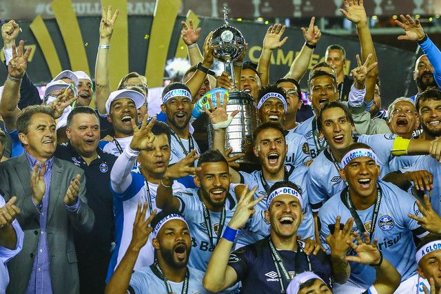 Jogadores do Grêmio comemoram a conquista da Copa Libertadores de 2017