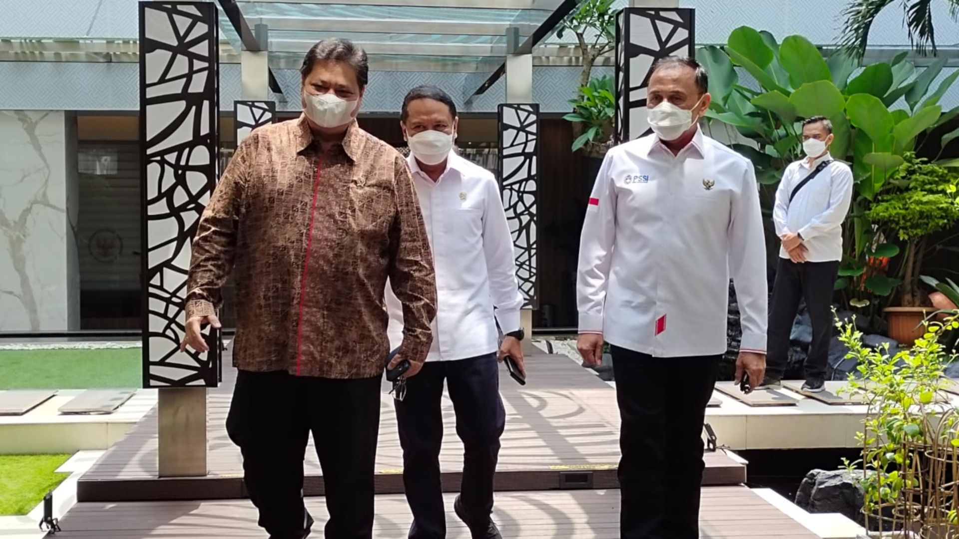Menko Koordinator Perekonomian Airlangga Hartanto, Menpora Zainudin Amali, ketua umum PSSI Mochamad Iriawan