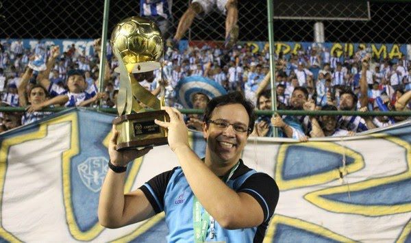 Dado Cavalcanti levanta troféu pelo Paysandu | Fernando Torres/Ascom Paysandu