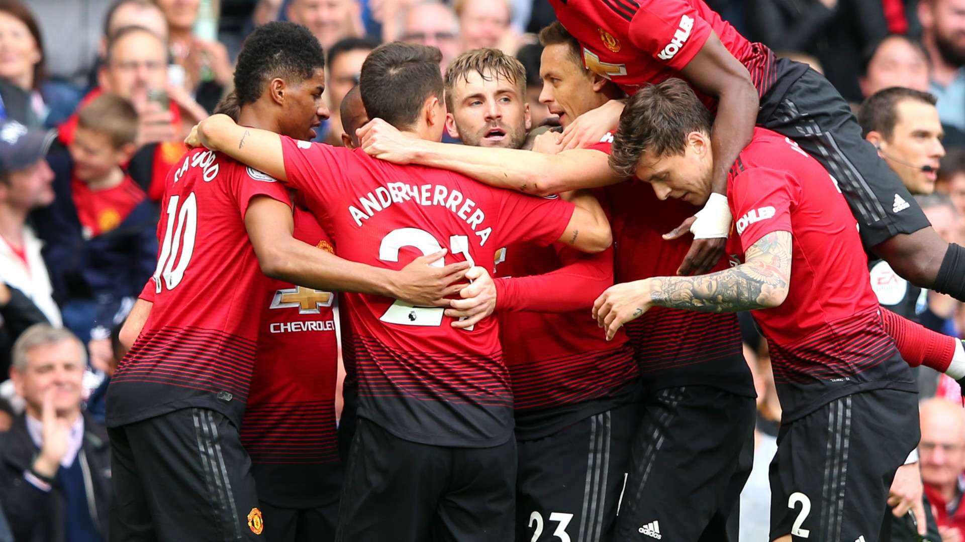 Manchester United celebrate 2018-19