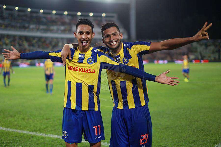 Pahang's Ahmad Syamim Yahya (left) and Matheus Alves Leandro celebrating their goal against T-Team 27/1/2017