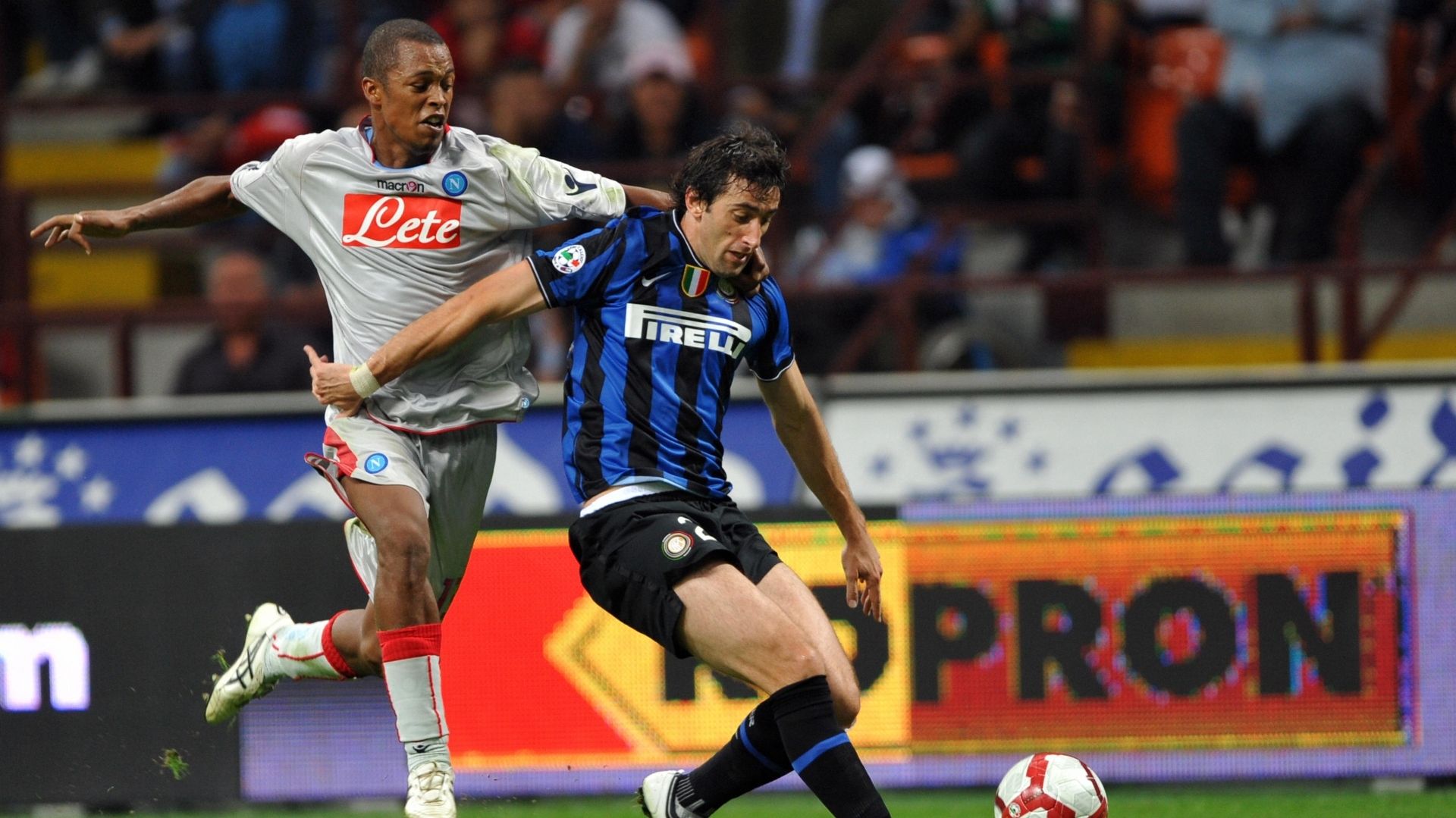 Diego Milito Fabiano Santacroce Inter Napoli