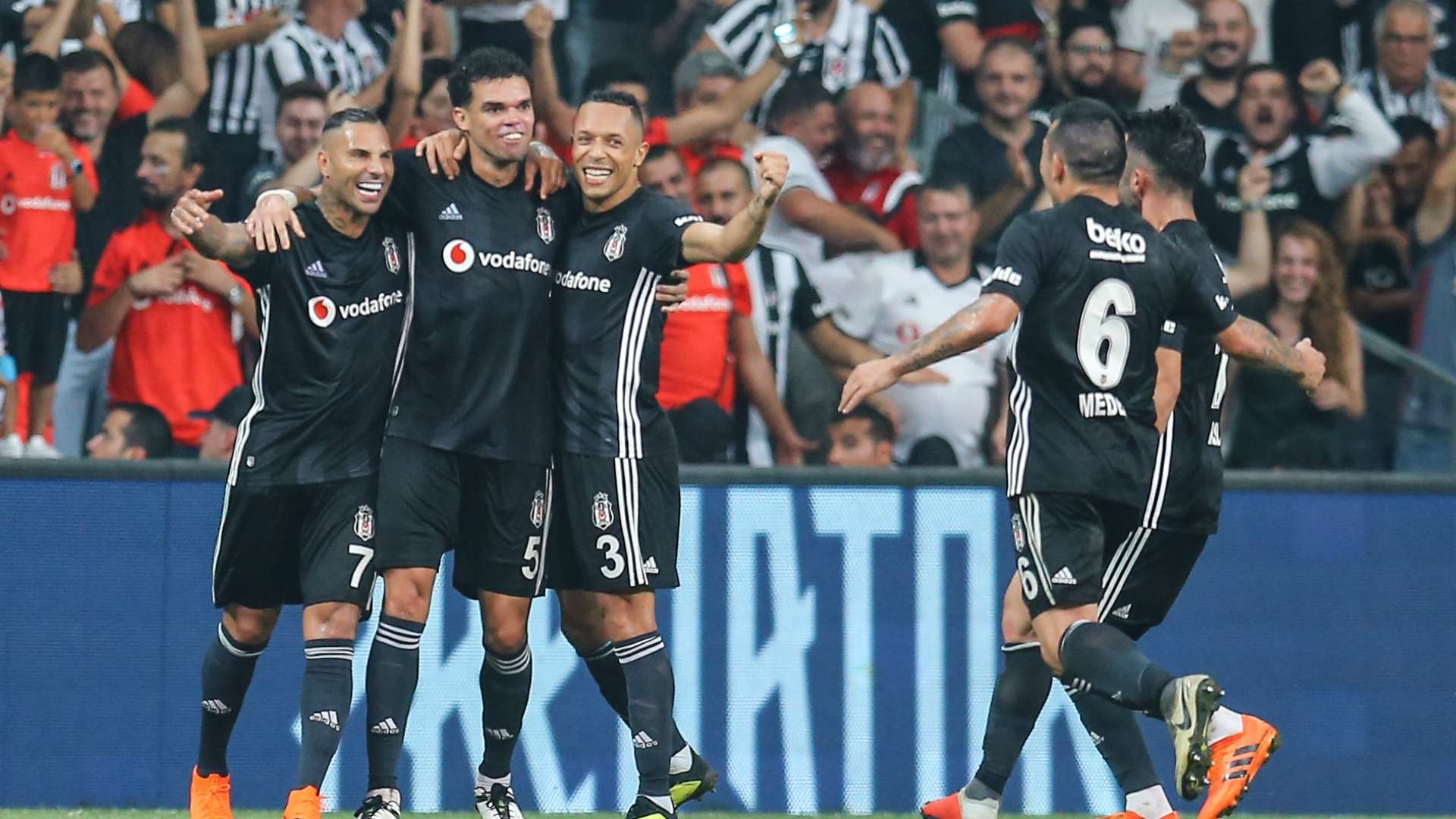 Pepe Besiktas goal celebration vs Partizan 08302018