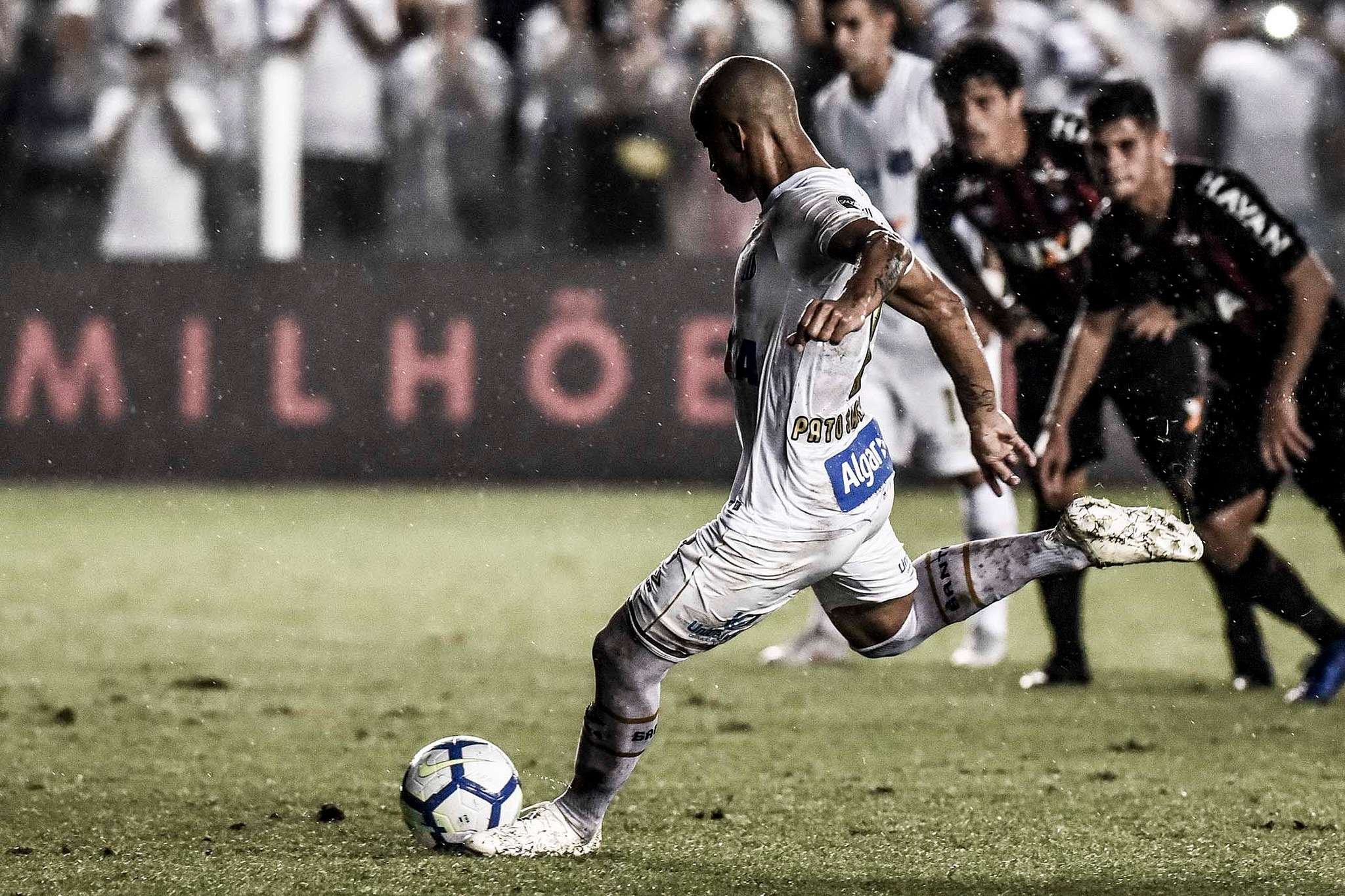 Carlos Sanchez converte pênalti para o Santos