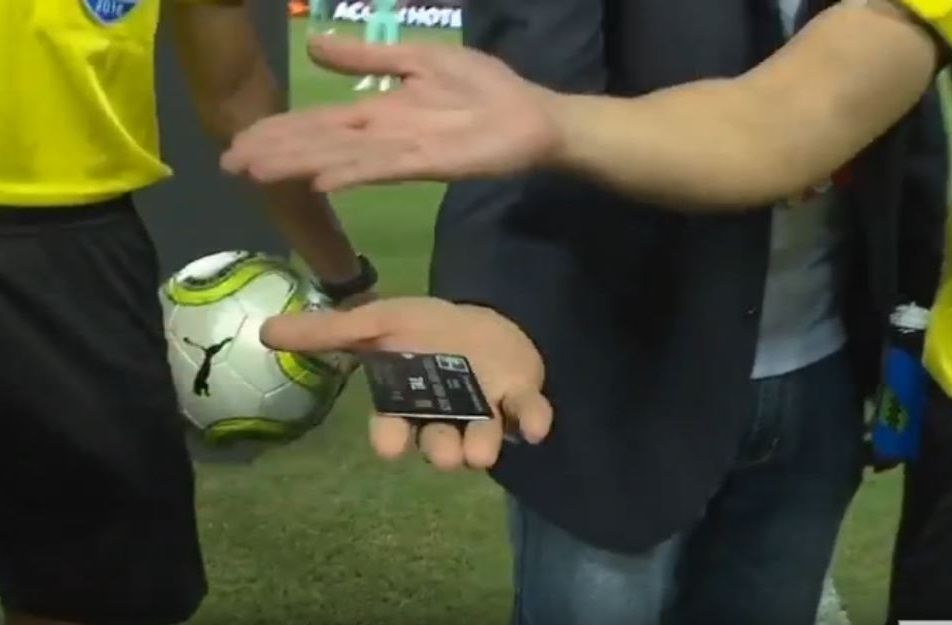 Arsenal PSG Referee credit card toss