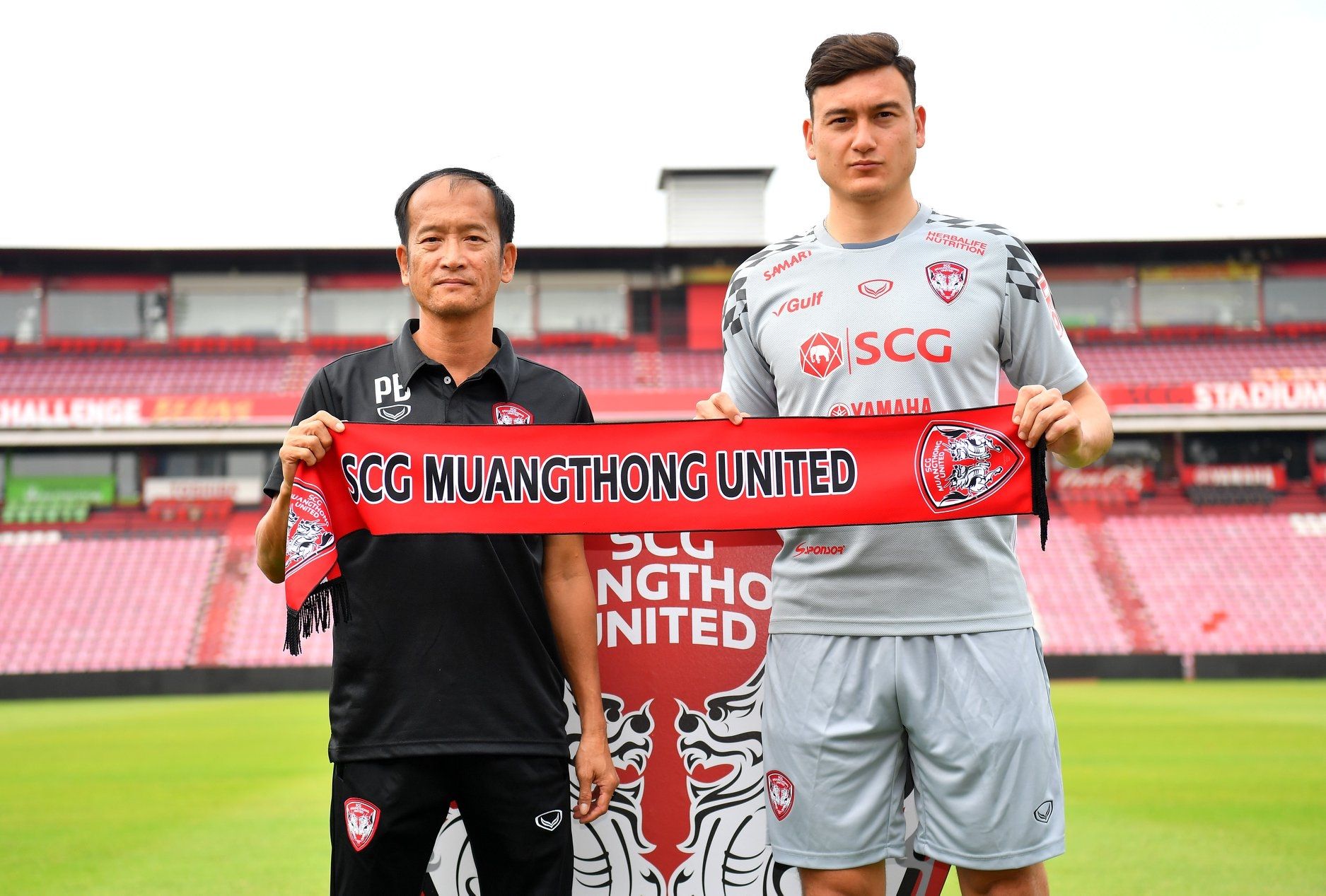 Dang Van Lam & Pairoj Borwonwatanadilok Muangthong United. Thu nhập của Văn Lâm tại Muangthong United. Văn Lâm. Đặng Văn Lâm. Phí chuyển nhượng Đặng Văn Lâm. Thu nhập cầu thủ Việt Nam. Giá trị chuyển nhượng của Văn Lâm. Văn Lâm là thủ môn đắt nhất Việt Nam. Văn Lâm khoác áo Muangthong. Văn Lâm chia tay Hải Phòng. Văn Lâm gia nhập Muangthong. Văn Lâm chia tay Muangthong? Trực tiếp bóng đá. Bóng đá. Kết quả bóng đá. Chuyển nhượng V.League.