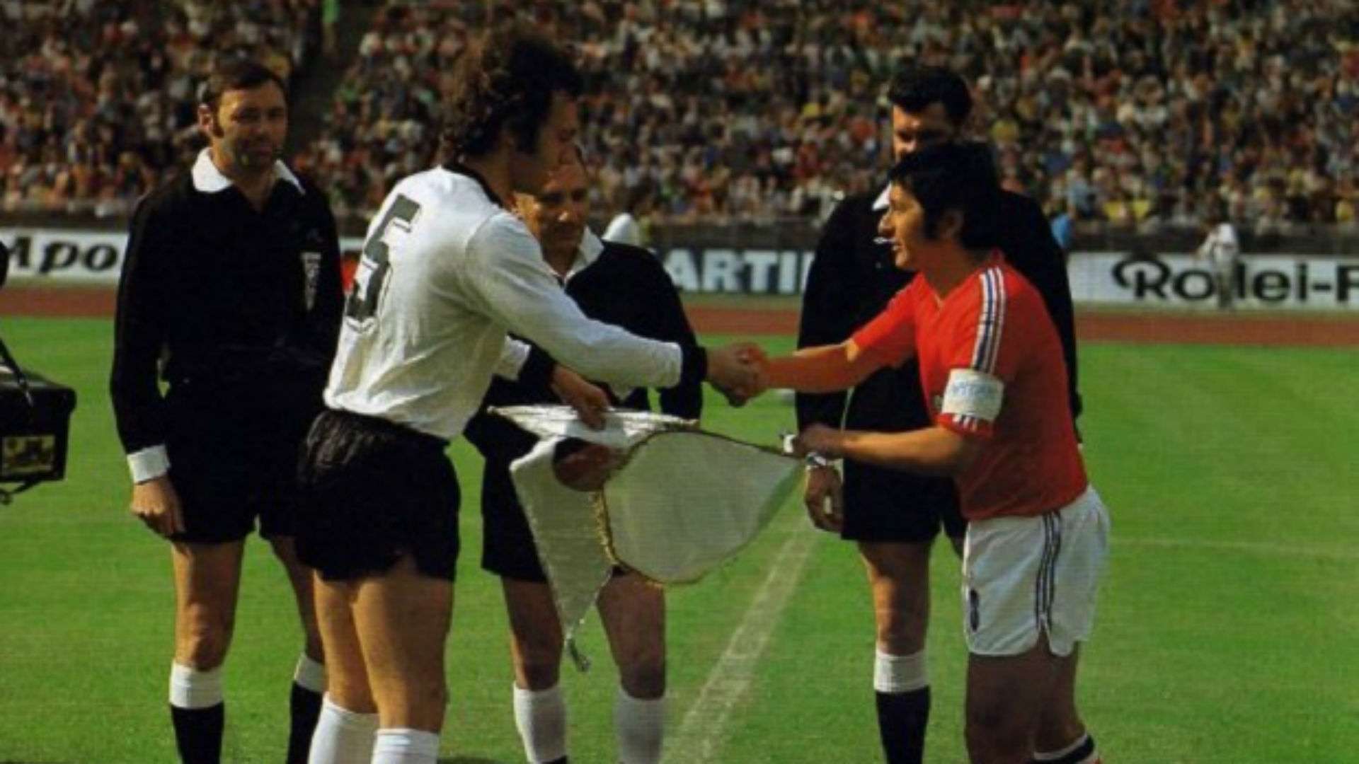 Franz Beckenbauer y Francisco Chamaco Valdés. Alemania Occidental Chile 1974