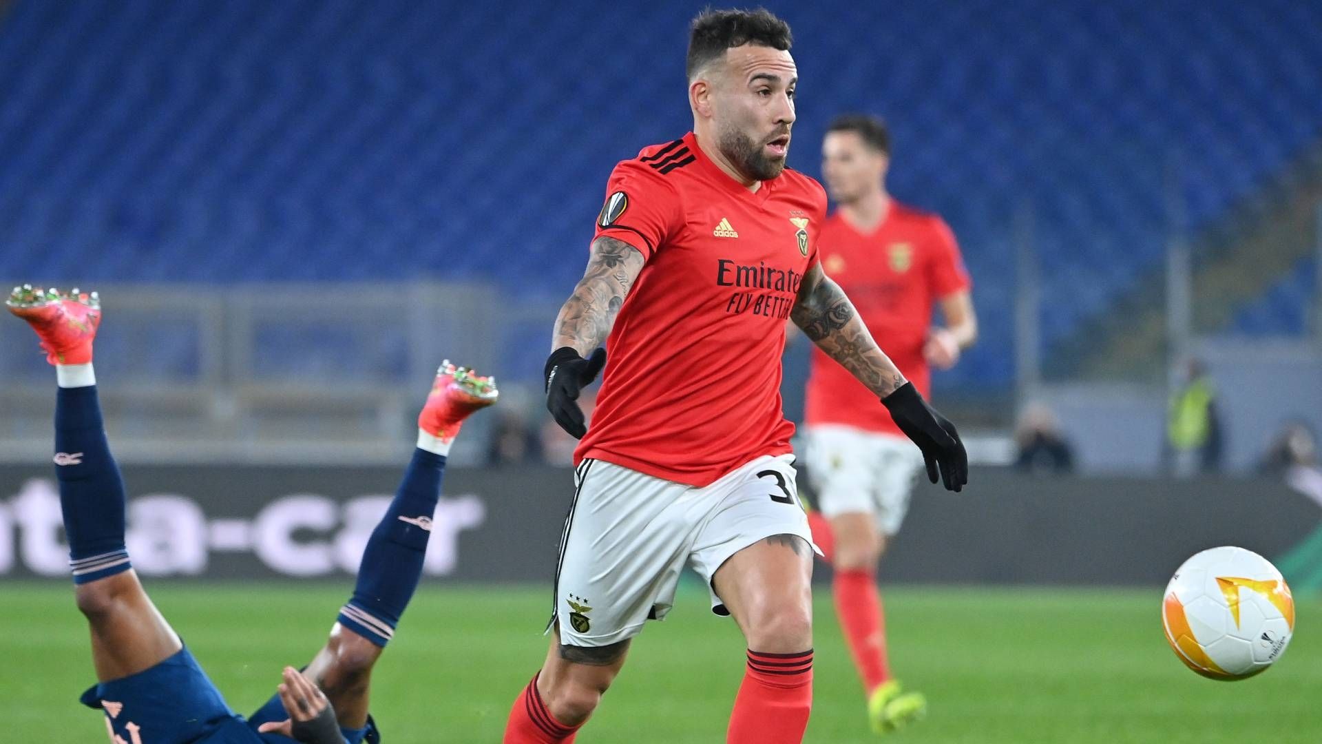Otamendi em ação pelo Benfica