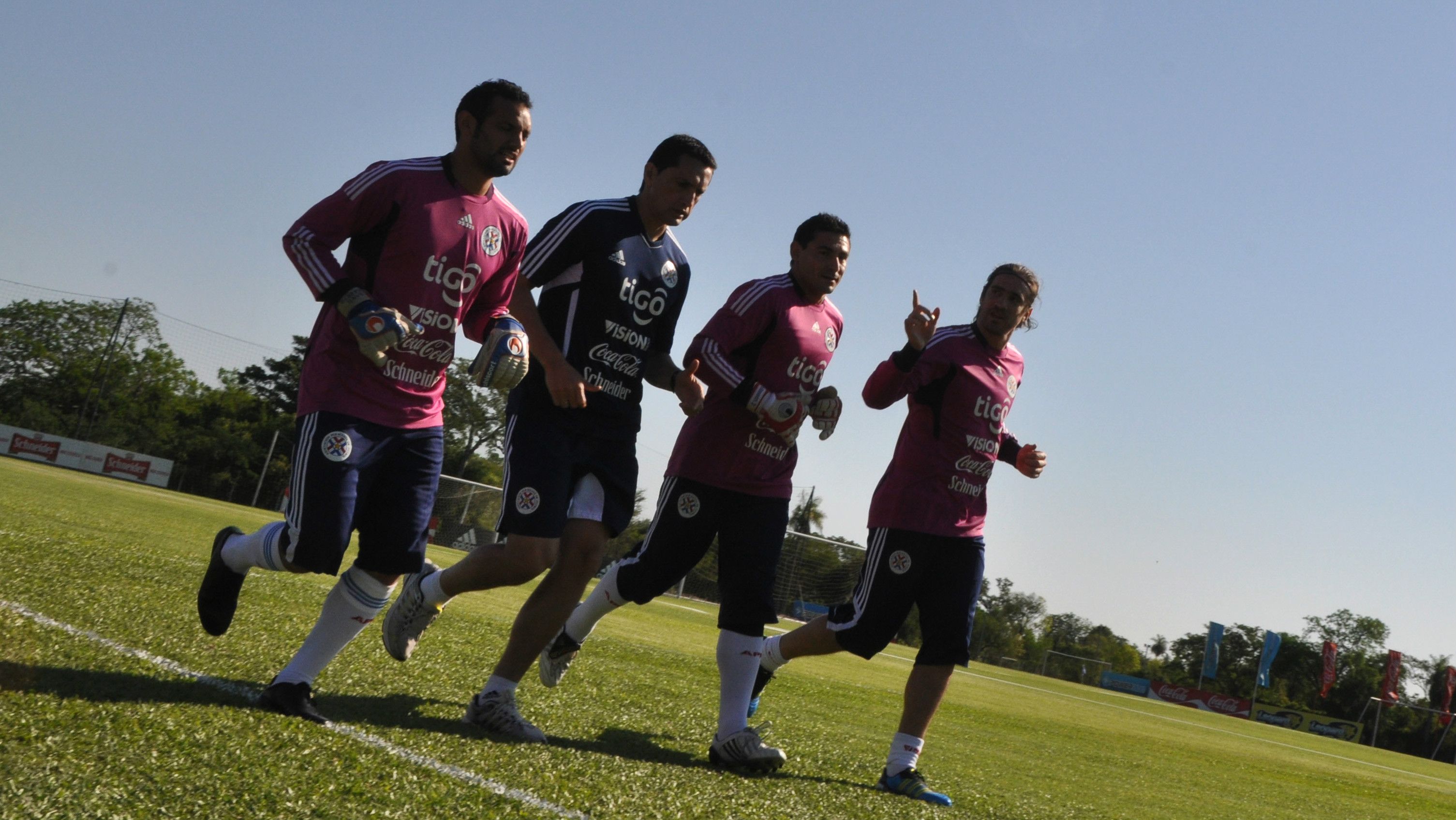 Peru goalkeepers Mario Villasanti (2R)