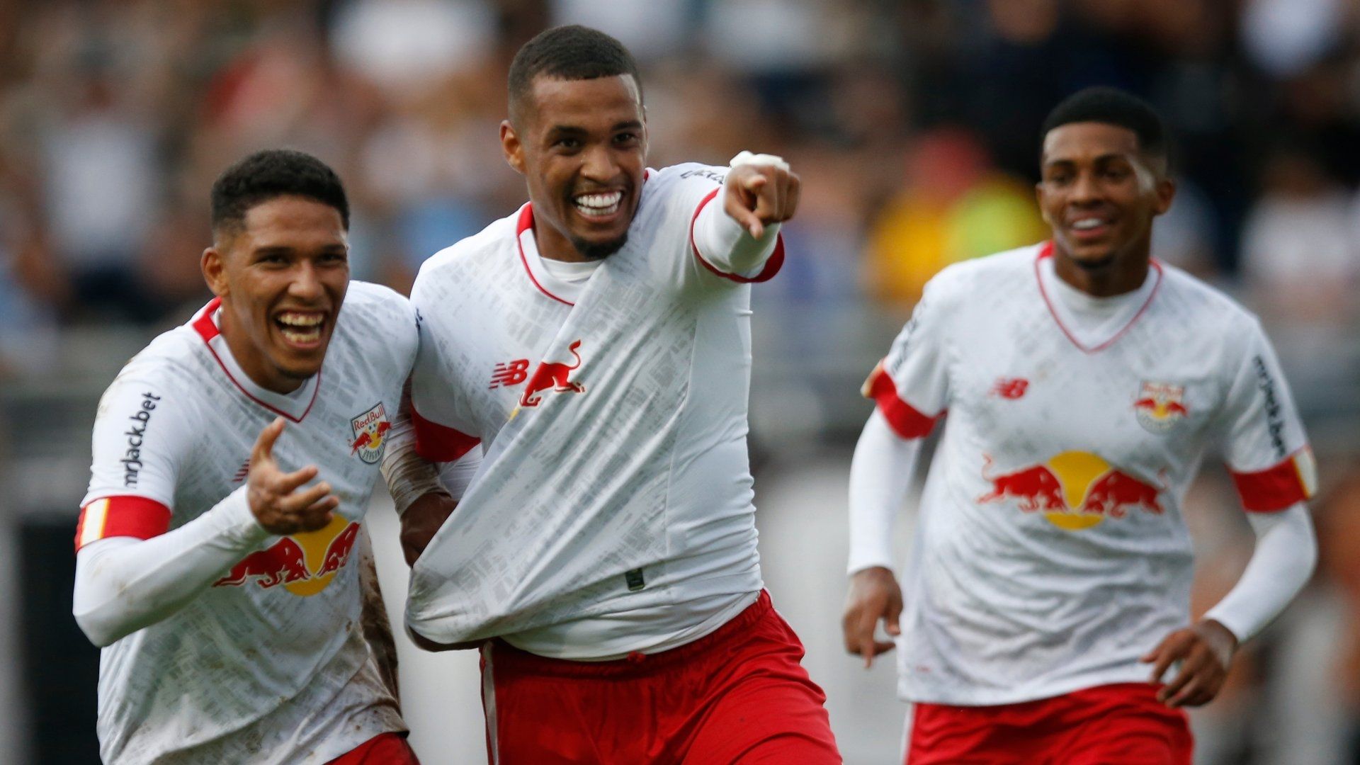 Alerrandro (C) comemora gol pelo Red Bull Bragantino no Paulistão 2023