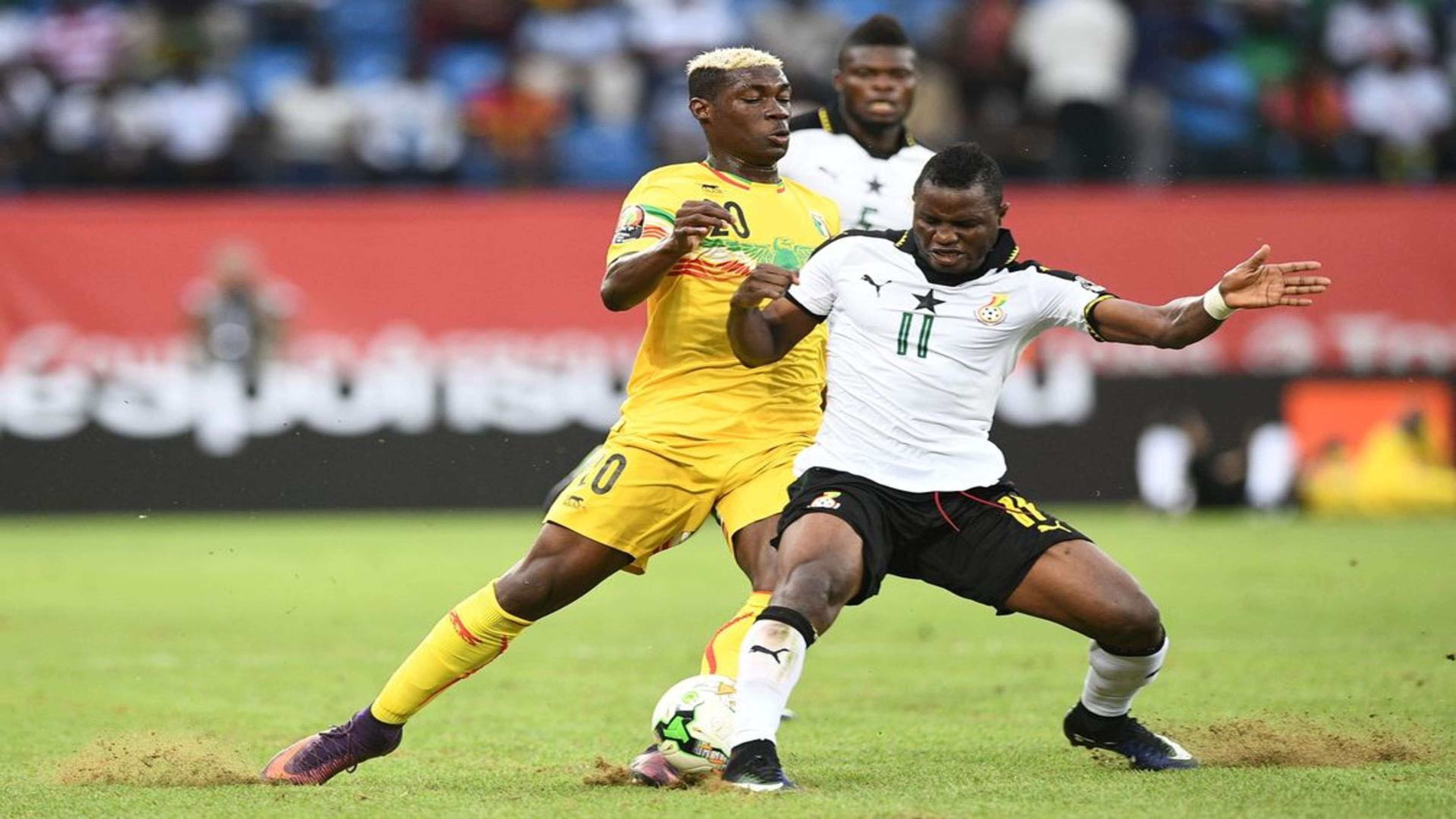Ghana's midfielder Mubarak Wakaso and Mali's midfielder Yves Bissouma during the 2017 Africa Cup of Nations