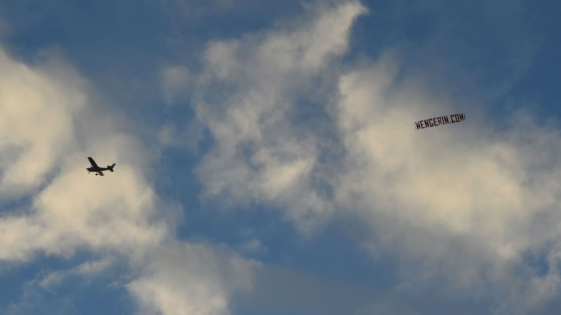 Wenger In banner at Manchester derby