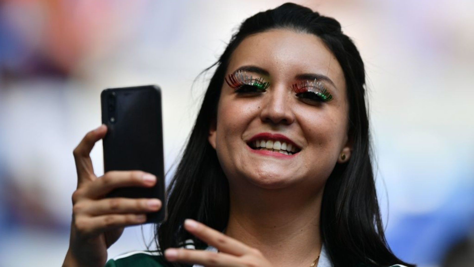 Aficionada de México grabando un partido del Mundial de Rusia 2018