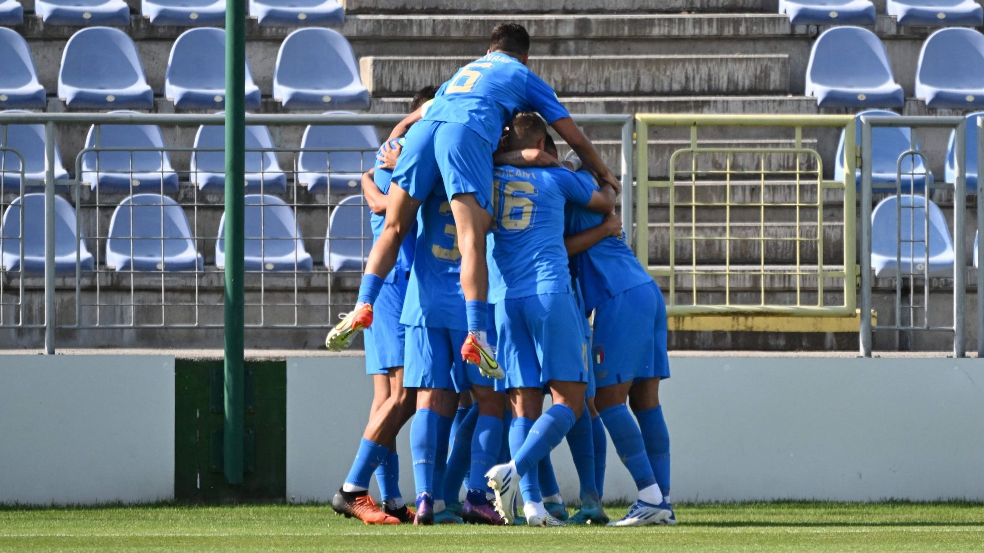Italy U19 celebrating against England