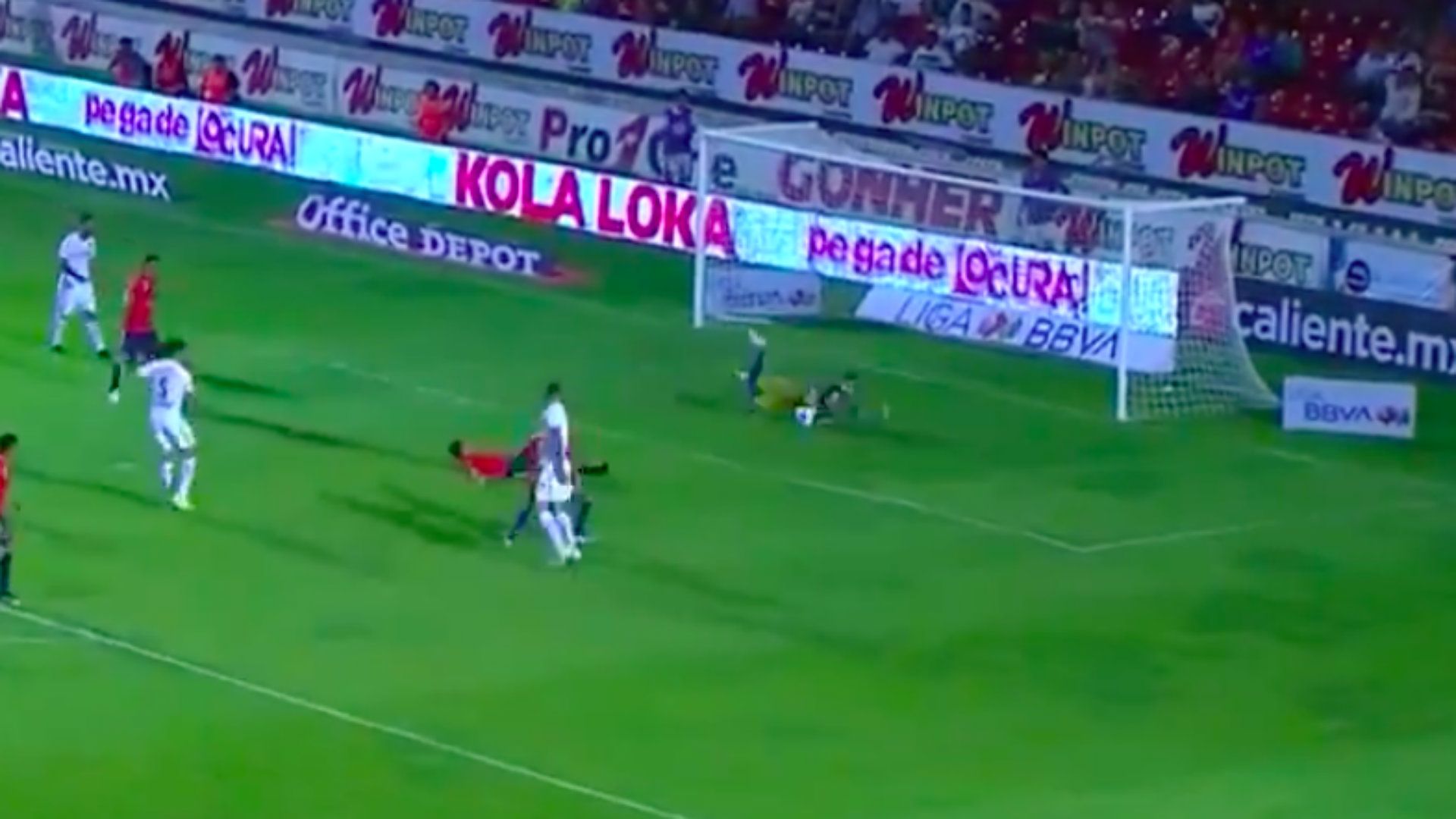 Sebastián Jurado atajada